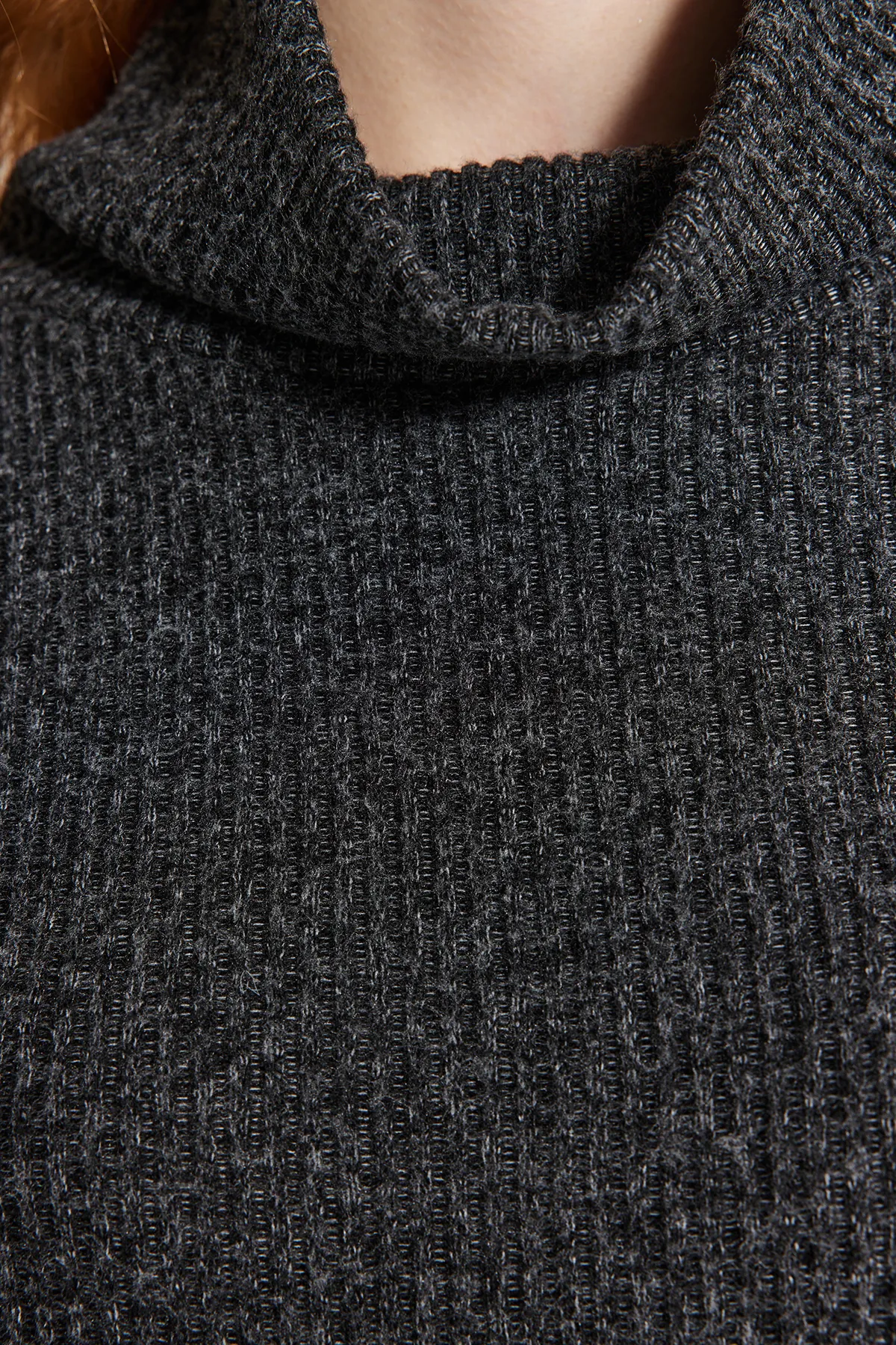 Trendyol Collection  Anthrazitfarbenes, geripptes, flexibles, gerades Maxi-Strickkleid mit Rollkragen TWOAW24EL00621