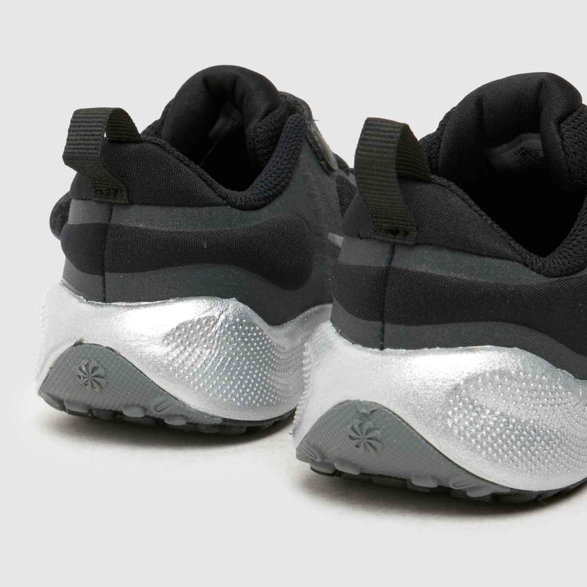 Nike svarta multifunktionella Revolution 7 SE flickor junior träningsskor