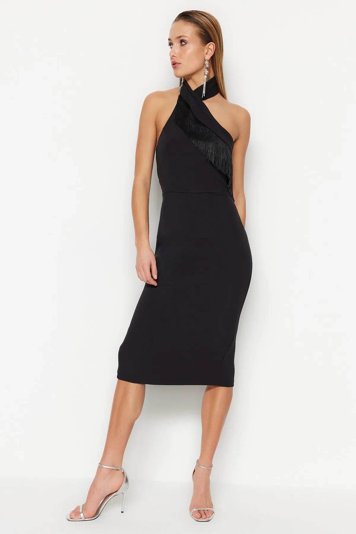 Trendyol Collection  Schwarzes Abendkleid mit Quasten und Details TPRSS23EL00091