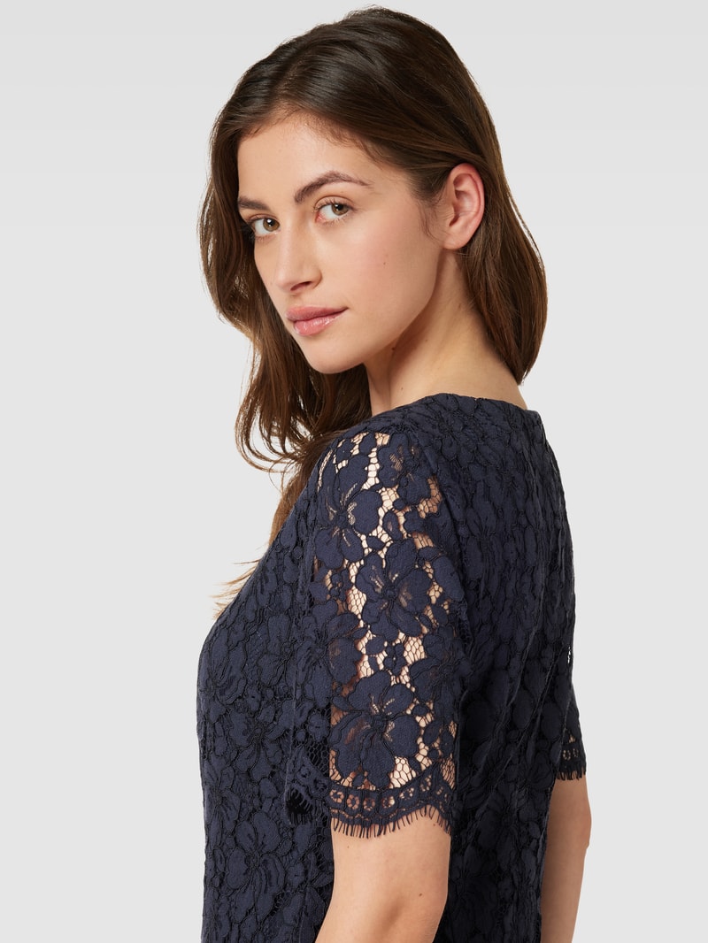 Knielanges Kleid mit Lochmuster in marineblau