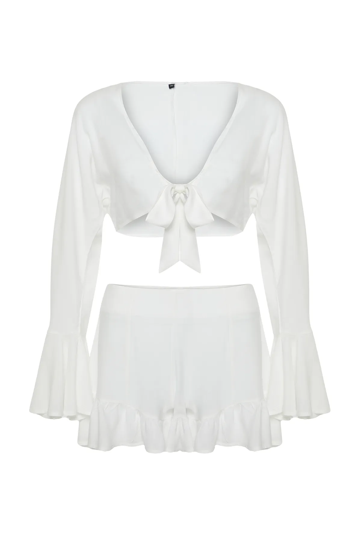 Trendyol Collection  Ecrufarbenes Set aus gewebter Bluse und Shorts mit Rüschen TBESS23AU00128