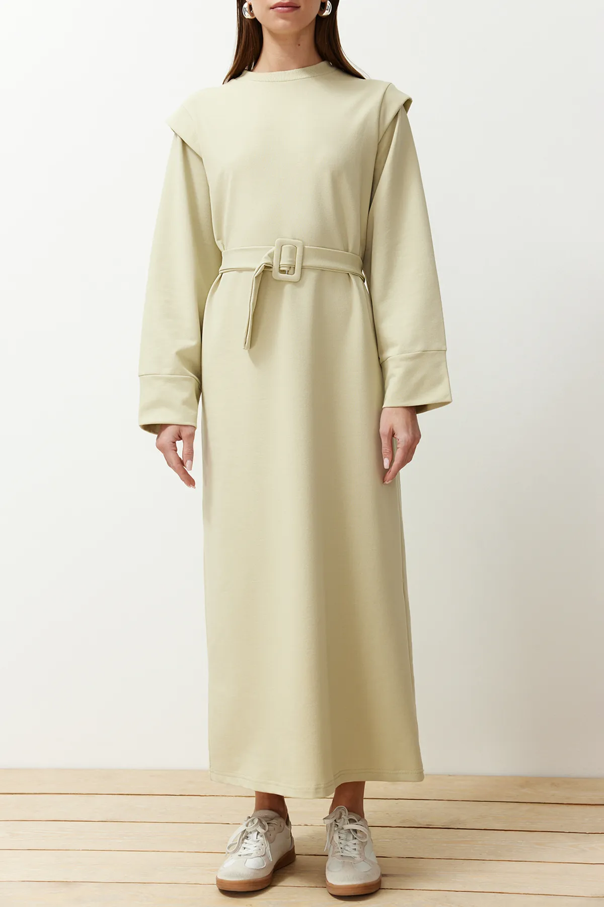 Trendyol Modest  Hellkhakifarbenes Strickkleid mit Gürtel und Schulterdetail TCTSS24EB00120