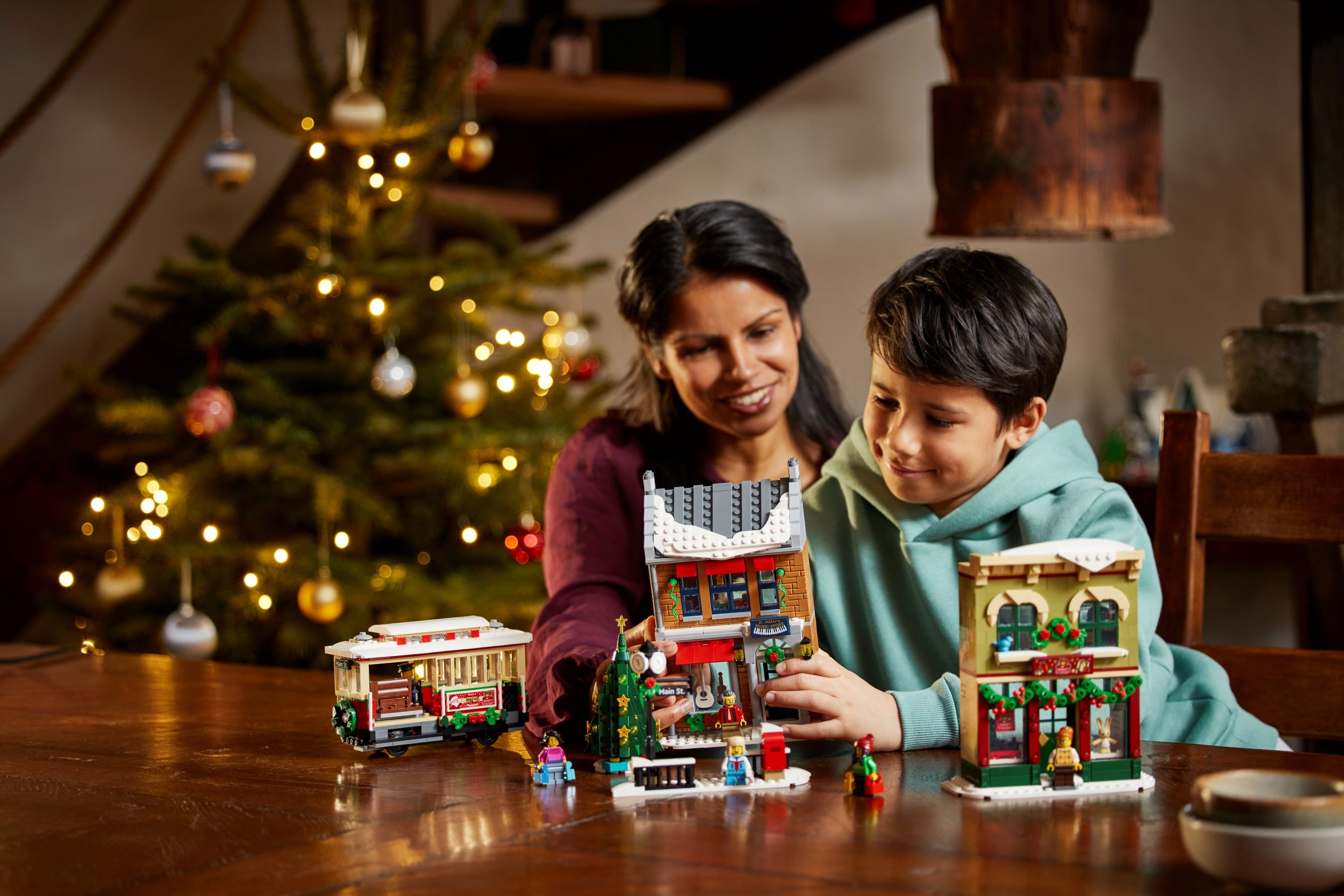 Weihnachtlich geschmückte Hauptstraße 10308
