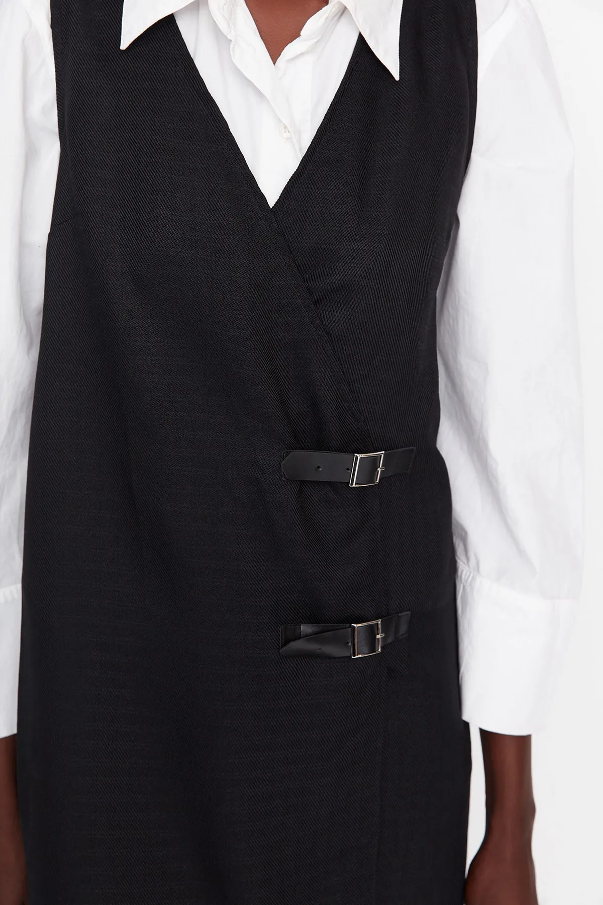 Trendyol Collection  Schwarzes, zweireihiges Mini-Gilet-Webkleid mit Gürtel und detailliertem Ausschnitt TWOAW21EL0158