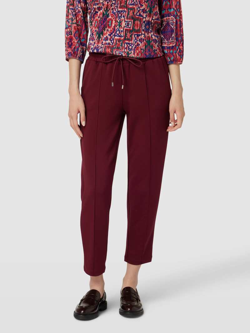 Stoffhose mit Ziernähten in bordeaux rot