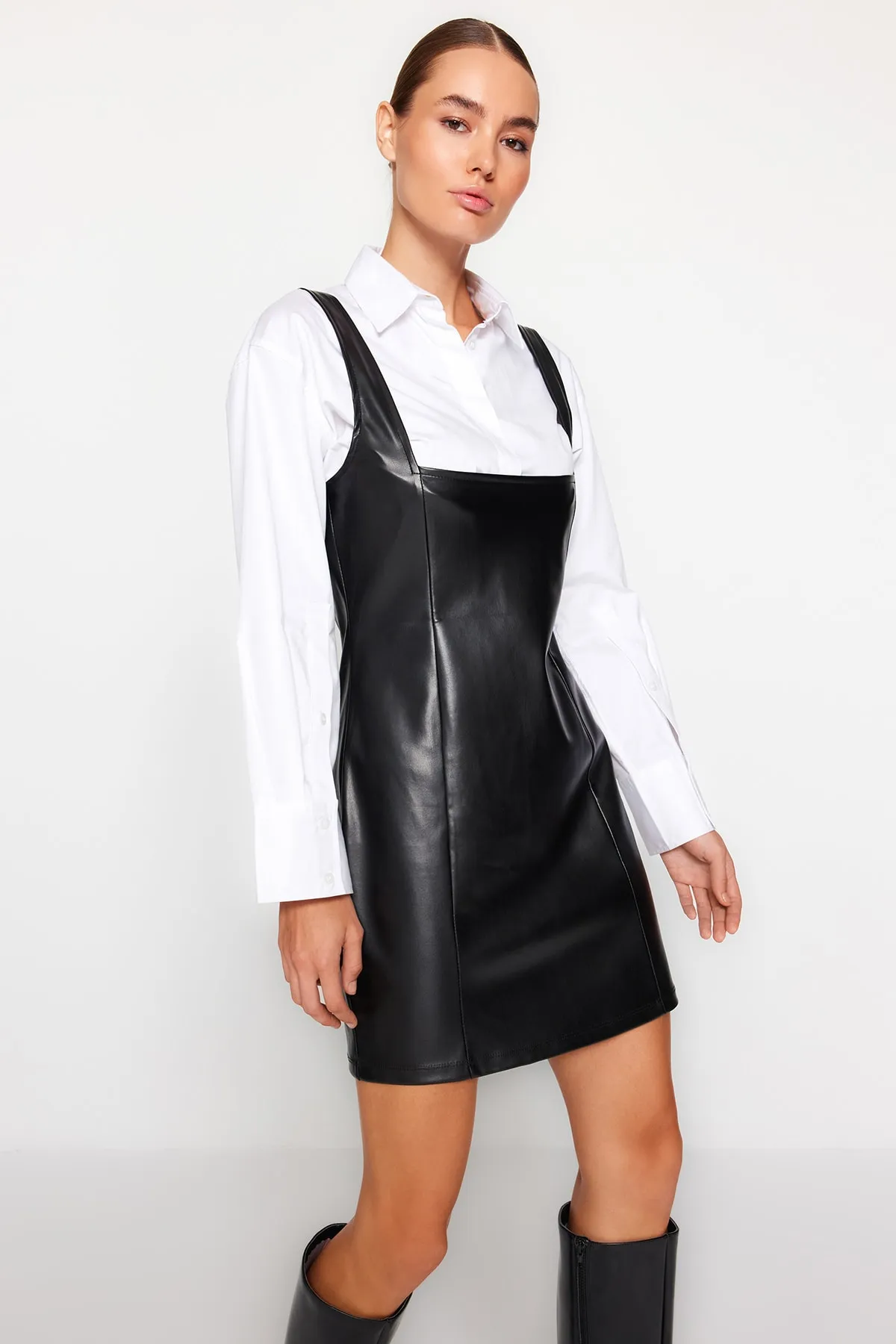 Trendyol Collection  Schwarz gefüttertes Mini-Gilet-Strickkleid aus Kunstleder mit quadratischem Kragen TWOAW24EL00374