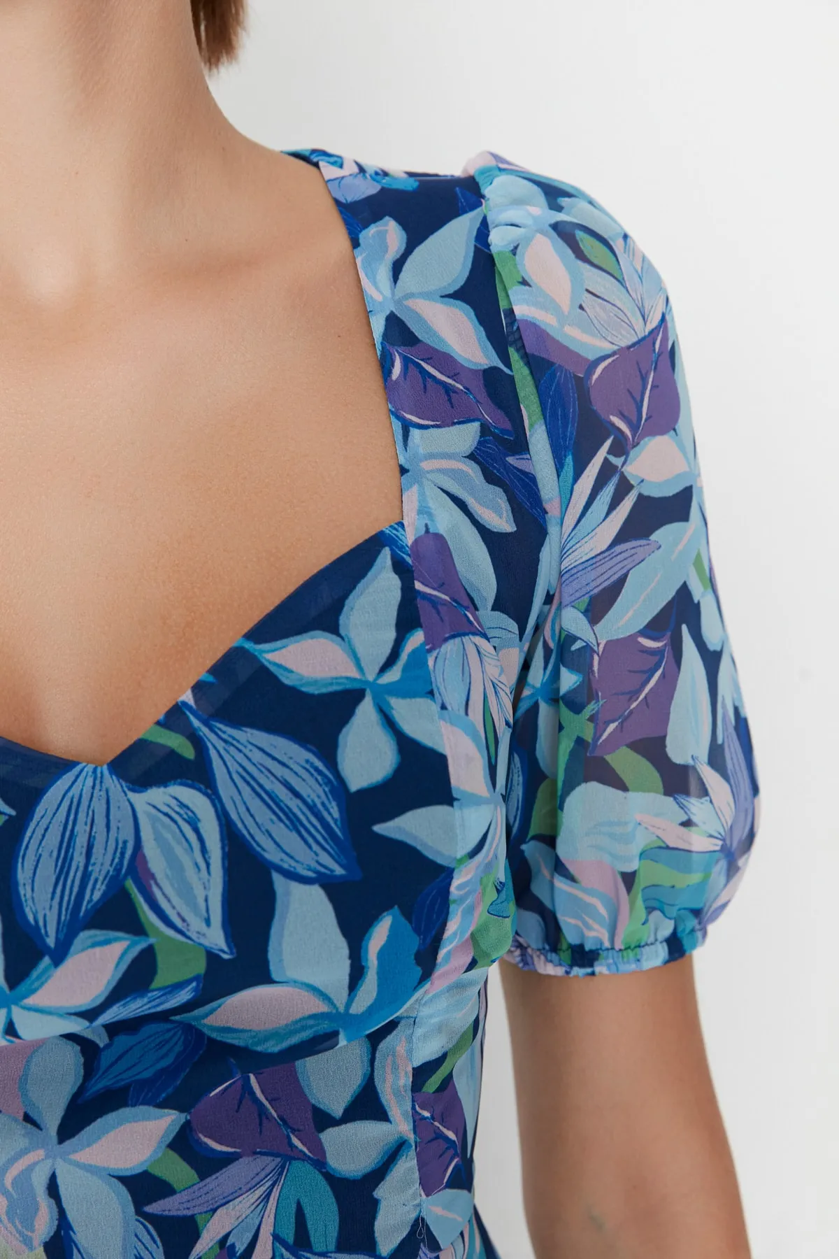 Trendyol Collection  Blaues, florales A-Linien-Minikleid aus Chiffon mit Futter TWOSS22EL2168