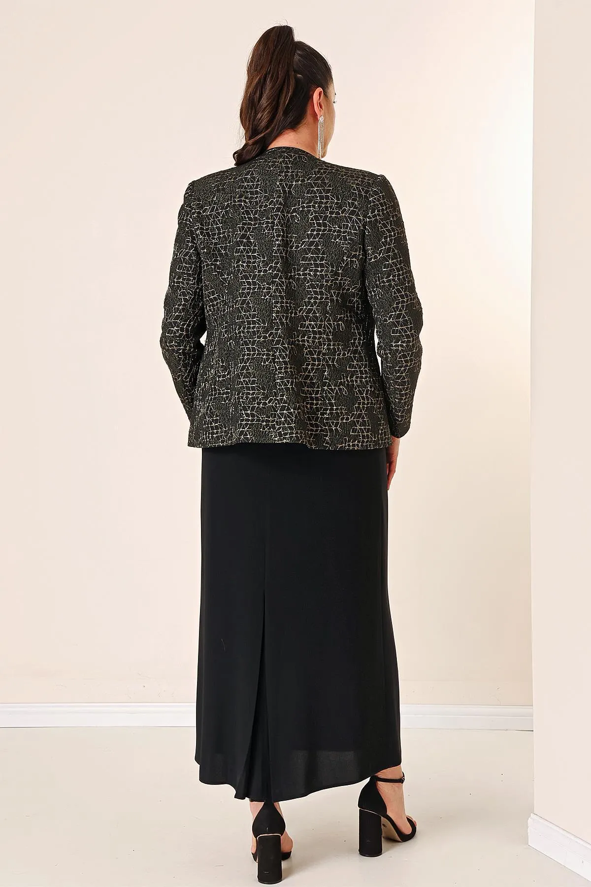 By Saygı  Ärmelloses langes Crêpe-Kleid mit Perlenbesatz in der Taille, Jacquard-Jacke mit Perlenmuster vorne und Futter in Übergröße, 2-teilig
