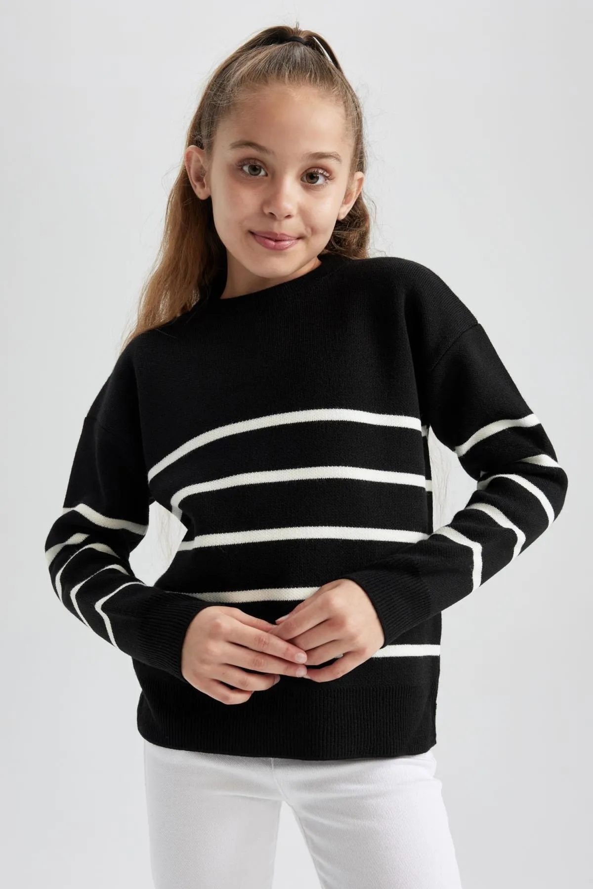 DeFacto  Strickpullover für Mädchen mit normaler Passform und Rundhalsausschnitt