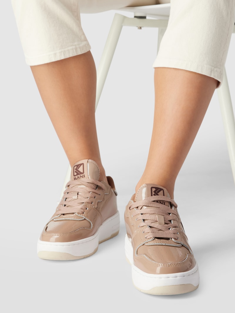 Sneaker in Glanz-Optik in beige