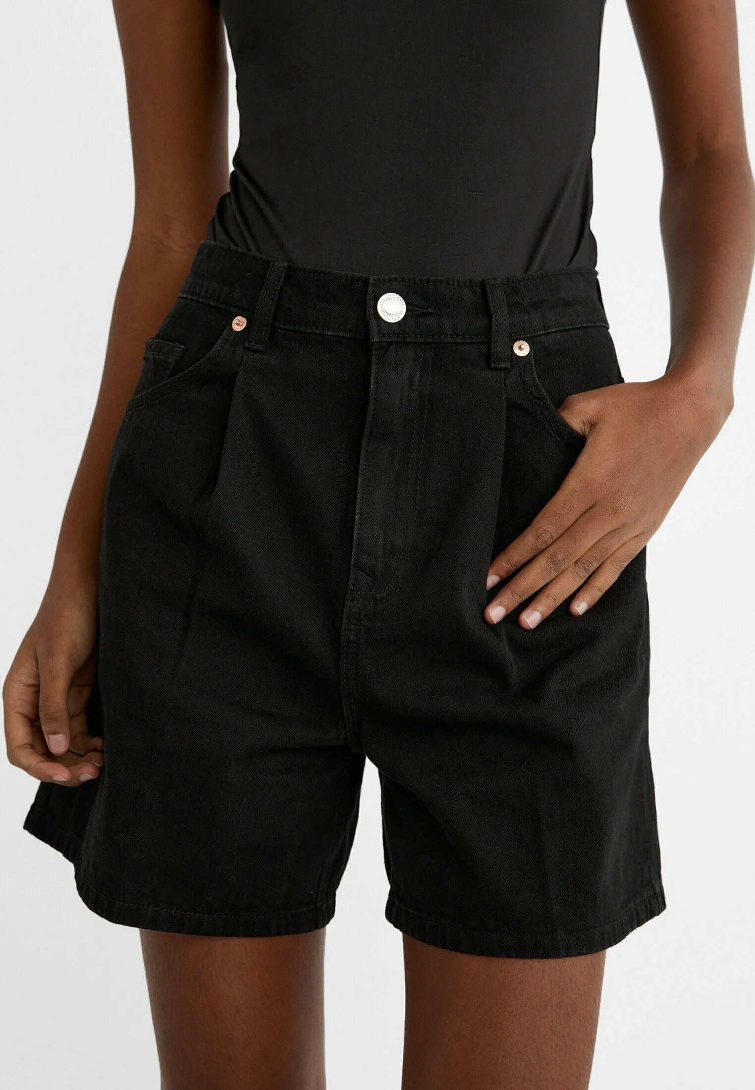 Stradivarius PLEATED BAGGY - Pantalones cortos vaqueros