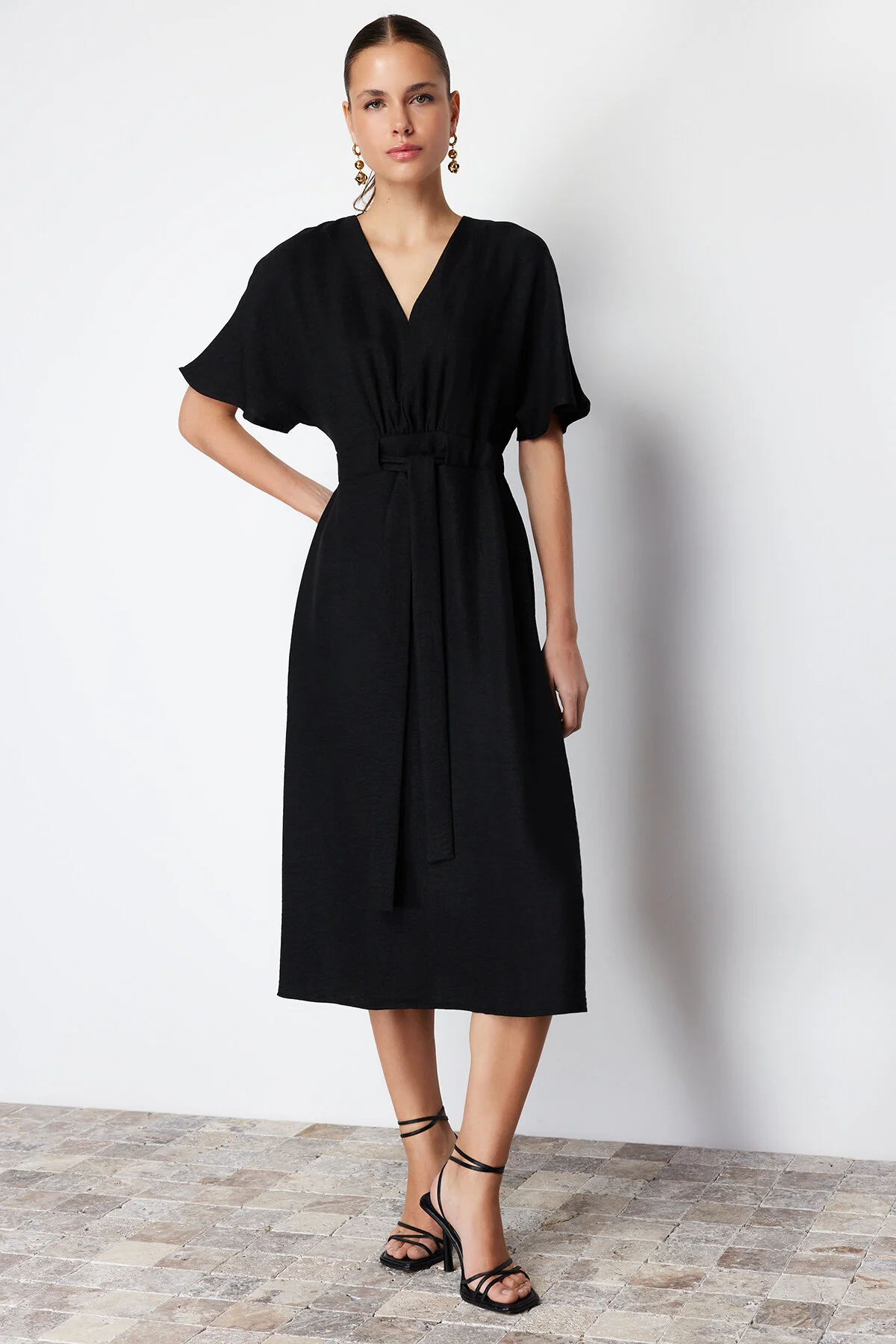 Trendyol Collection  Schwarzes, detailliertes, gewebtes Midikleid in A-Linie/Glockenform mit Krawatte TWOSS23EL01543