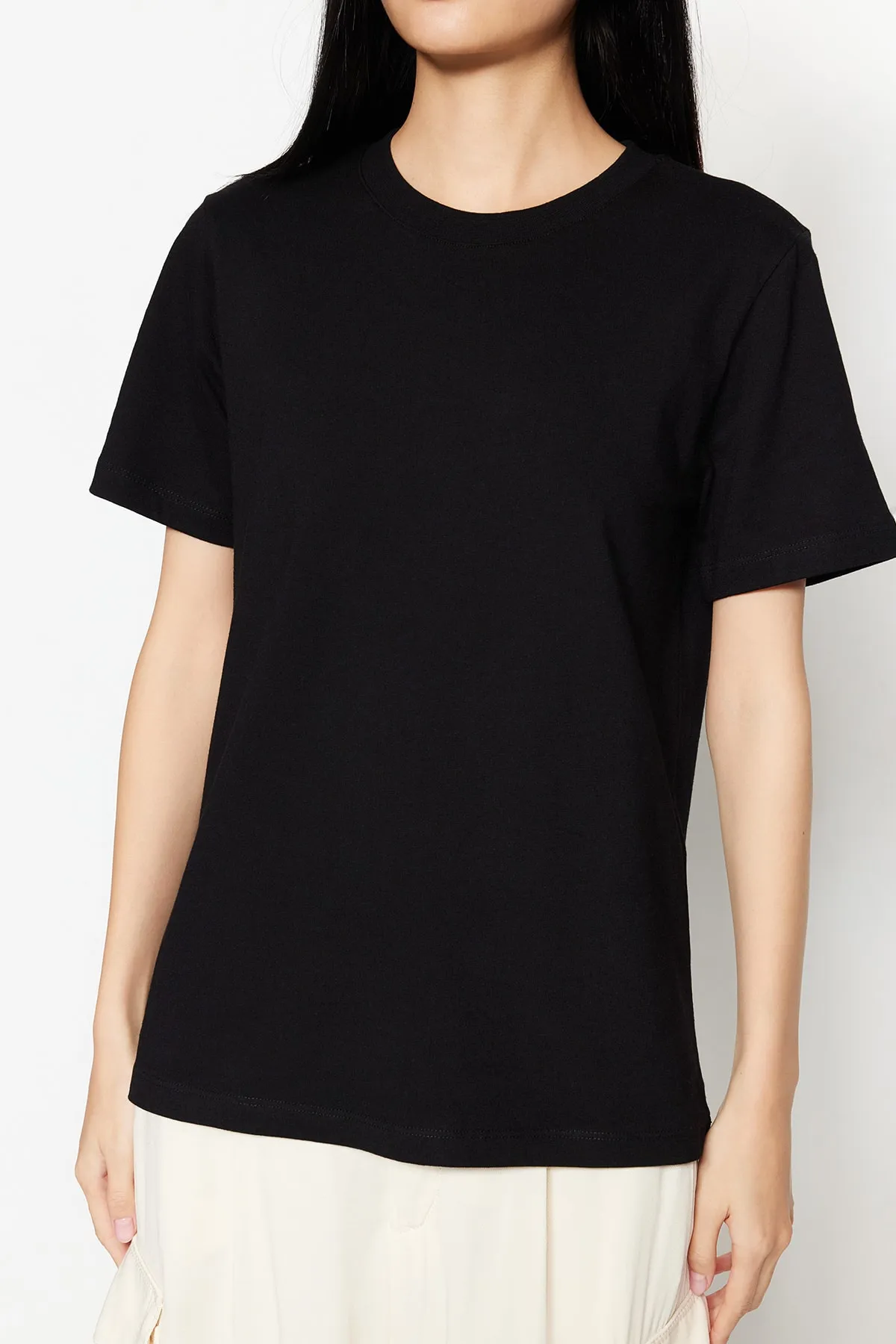 Trendyol Collection  Schwarzes Premium-Basic-Strick-T-Shirt mit Rundhalsausschnitt aus 100 % Baumwolle TWOSS23TS00042