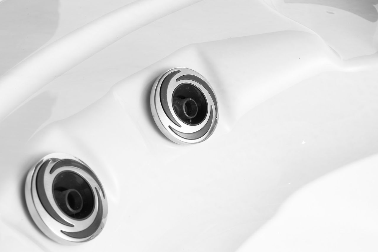 Home Deluxe Outdoor Whirlpool MALAGA inkl. Abdeckung & Treppe mit Wärmeisolierung für 5 Personen