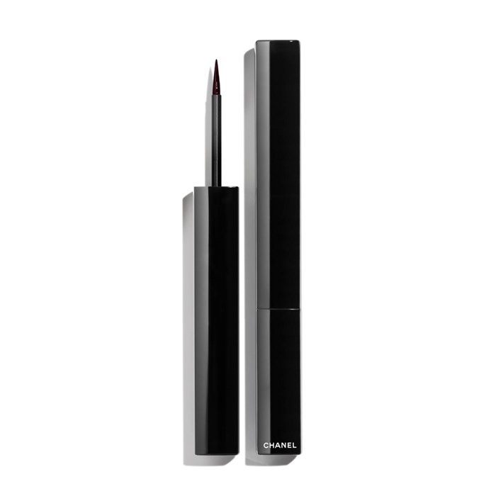 HOCHPRÄZISER FLÜSSIGER EYELINER - LANGANHALTEND UND WASSERFEST