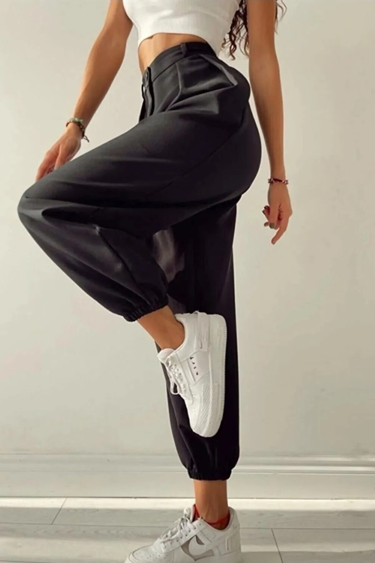 modazoom  Schwarze, maskuline, elastische Jogginghose mit lockerem Bein von Excellence