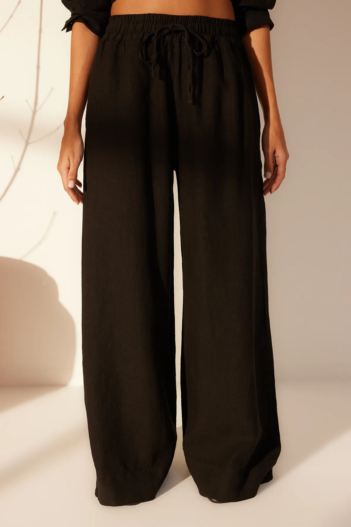 Trendyol Collection  Schwarze Extrahose aus 100 % Leinen mit elastischem Bund und hoher Taille TWOSS24JE00251