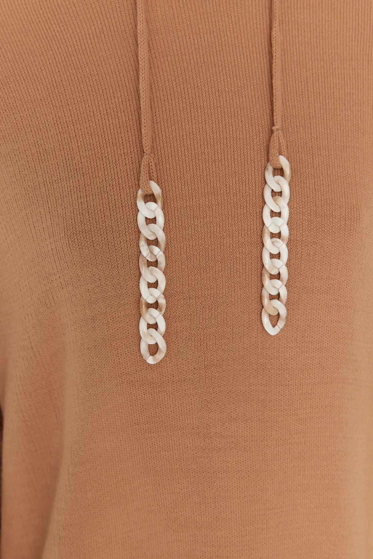 Trendyol Modest  Kamelfarbenes Strickset aus Pullover und Hose mit Kettendetail TCTAW23US00117