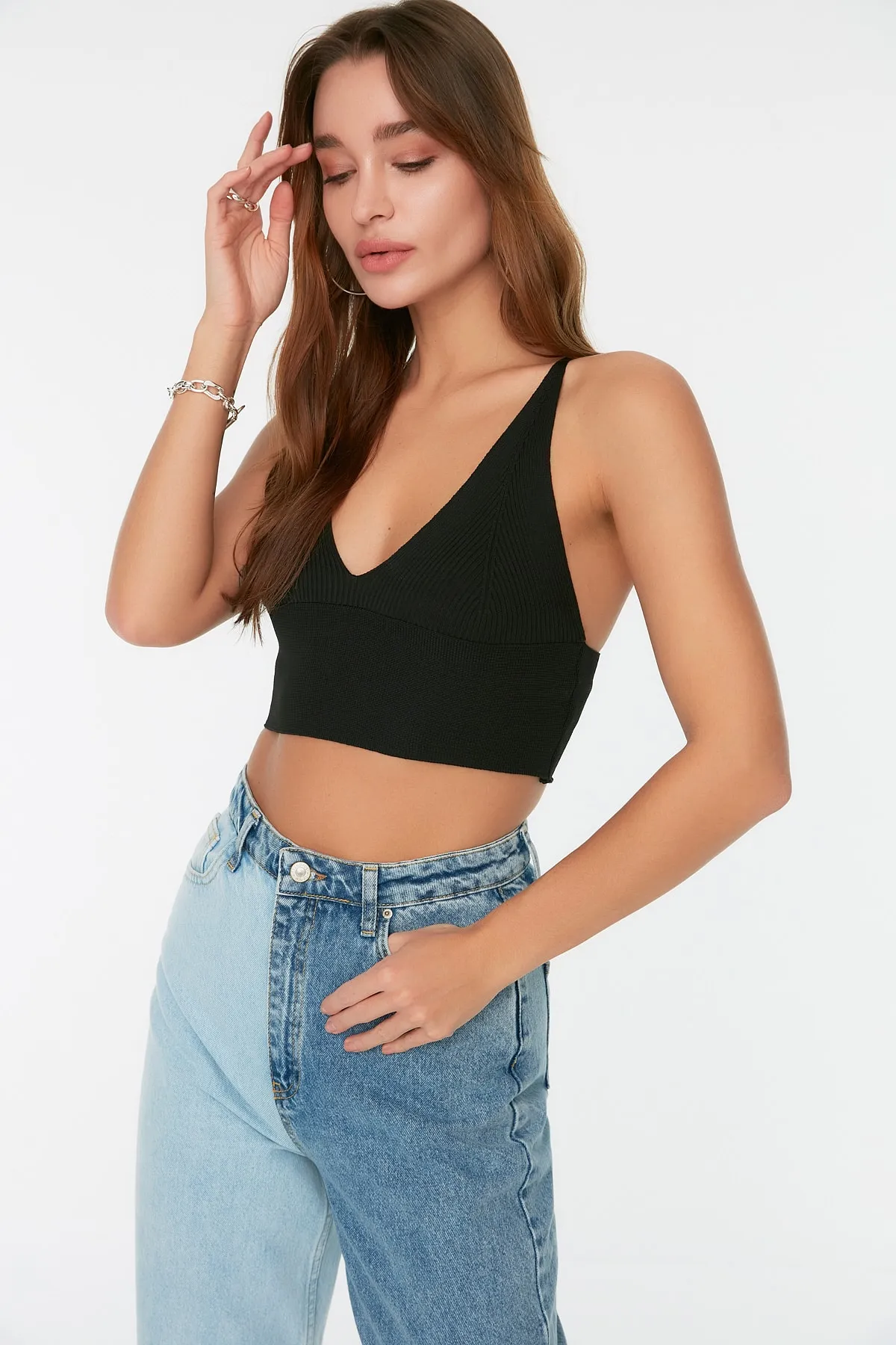 Trendyol Collection  Schwarze Strickpulloverbluse mit Super-Crop-Rückenausschnitt und detailliertem Schnitt TWOSS22BZ0760