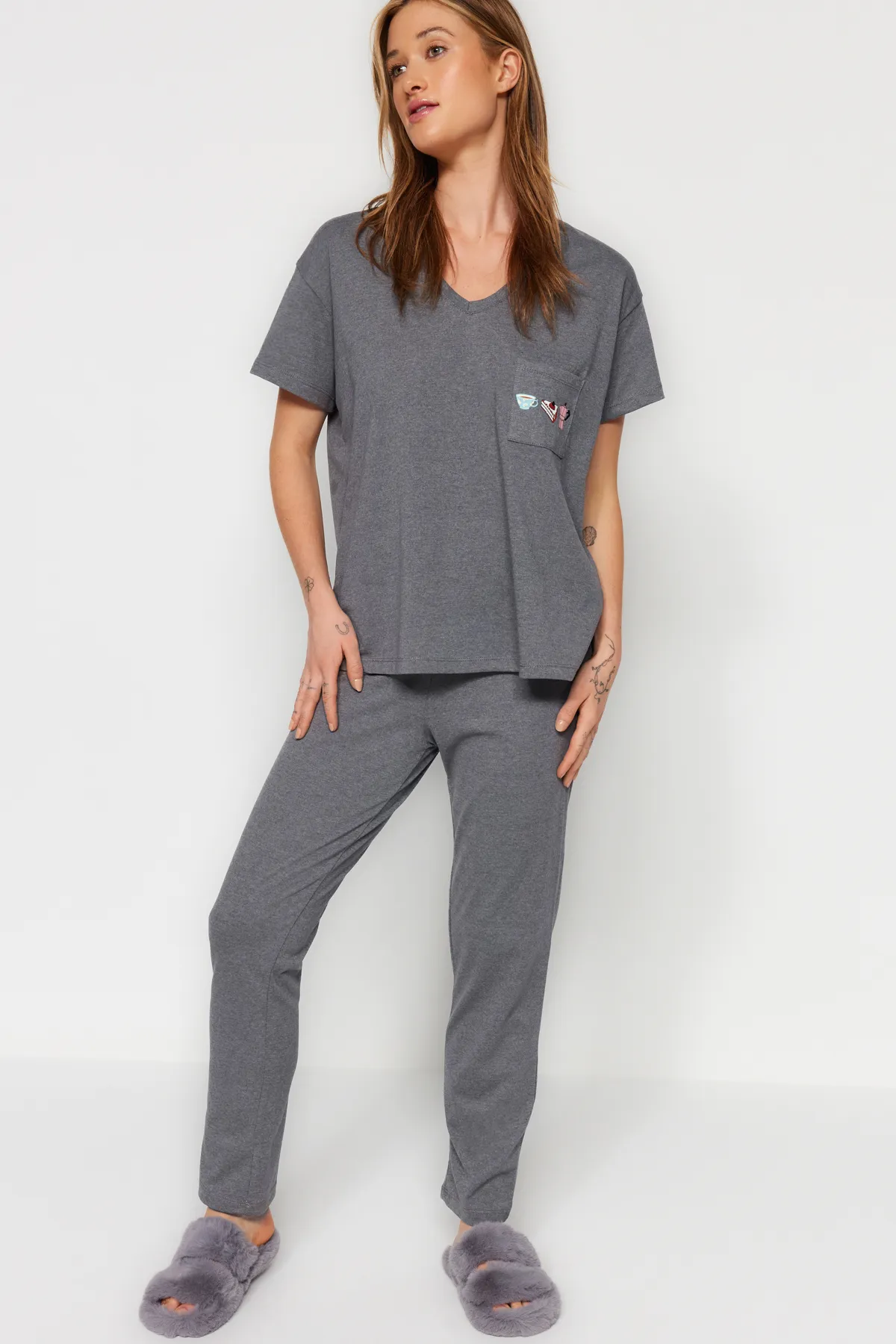 Trendyol Collection  Graues Strick-Pyjama-Set aus 100 % Baumwolle mit Taschendruck und weiter Passform, T-Shirt und Hose THMSS23PT00151