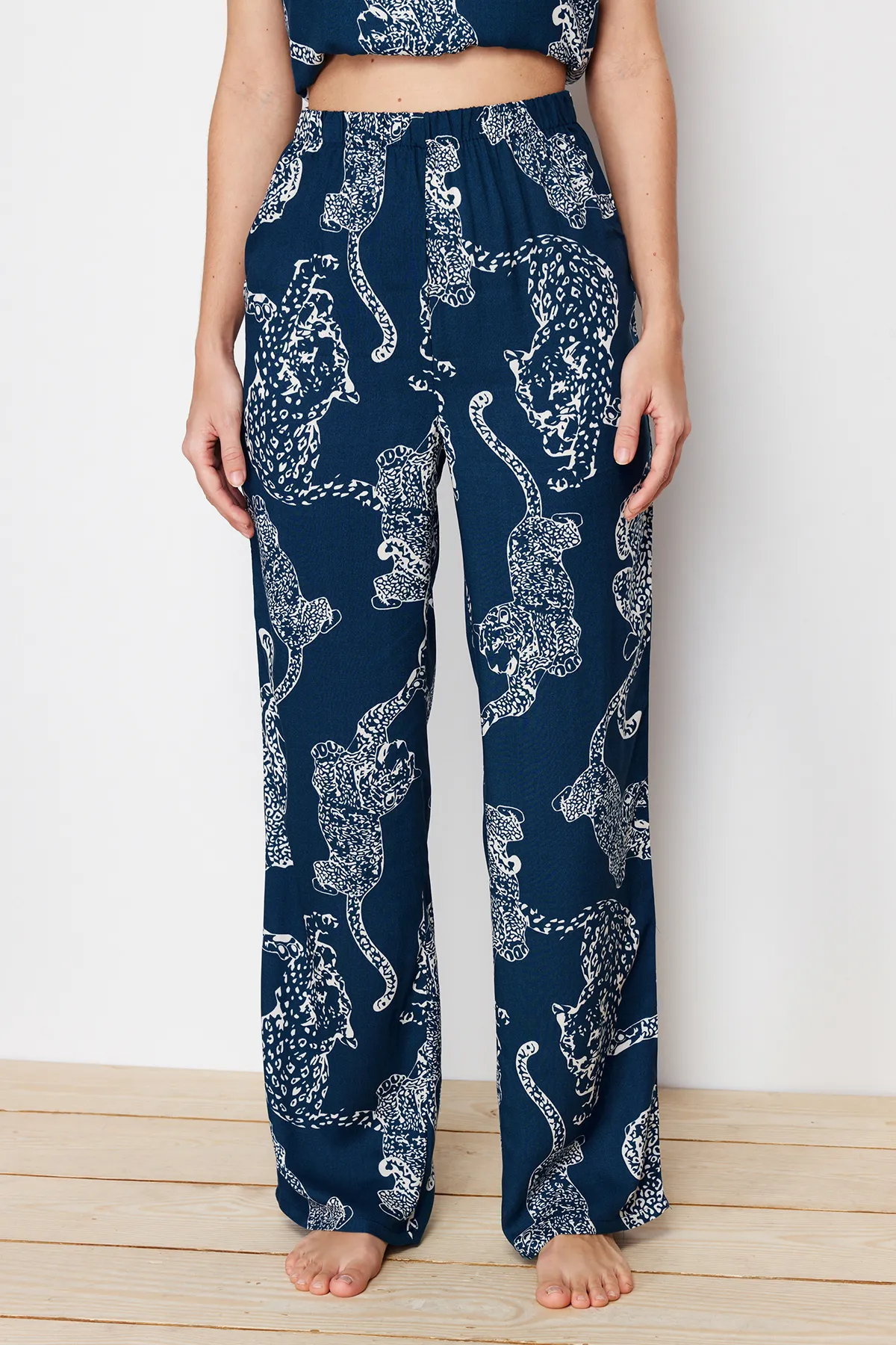 Trendyol Collection  Blaues Pyjama-Set aus Viskosegewebe mit Tiermuster und Seilträgern THMSS24PT00127