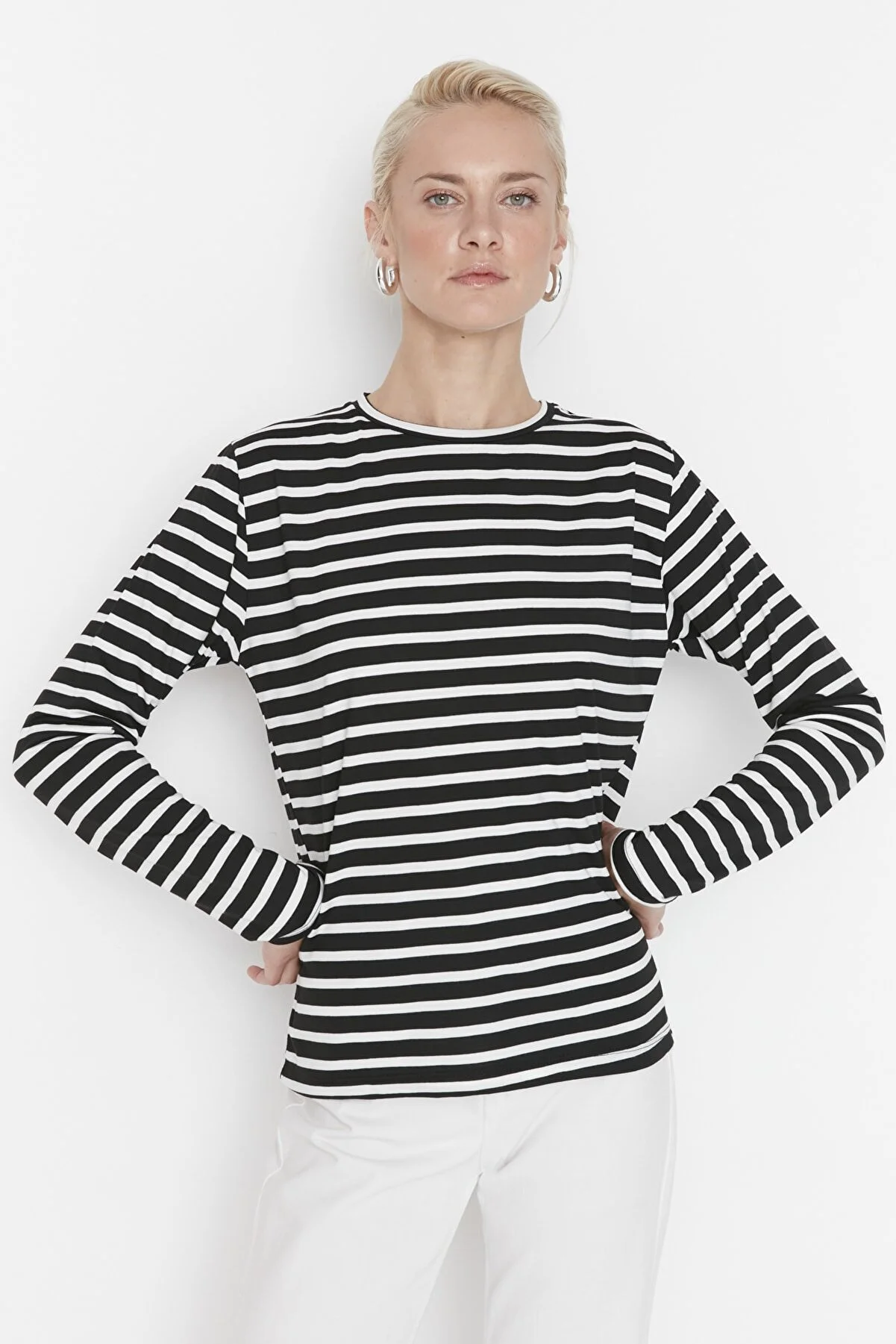 Trendyol Collection  Schwarz gestreiftes Basic-Strick-T-Shirt mit normalem/normalem Muster und Rundhalsausschnitt TWOAW23TS00002