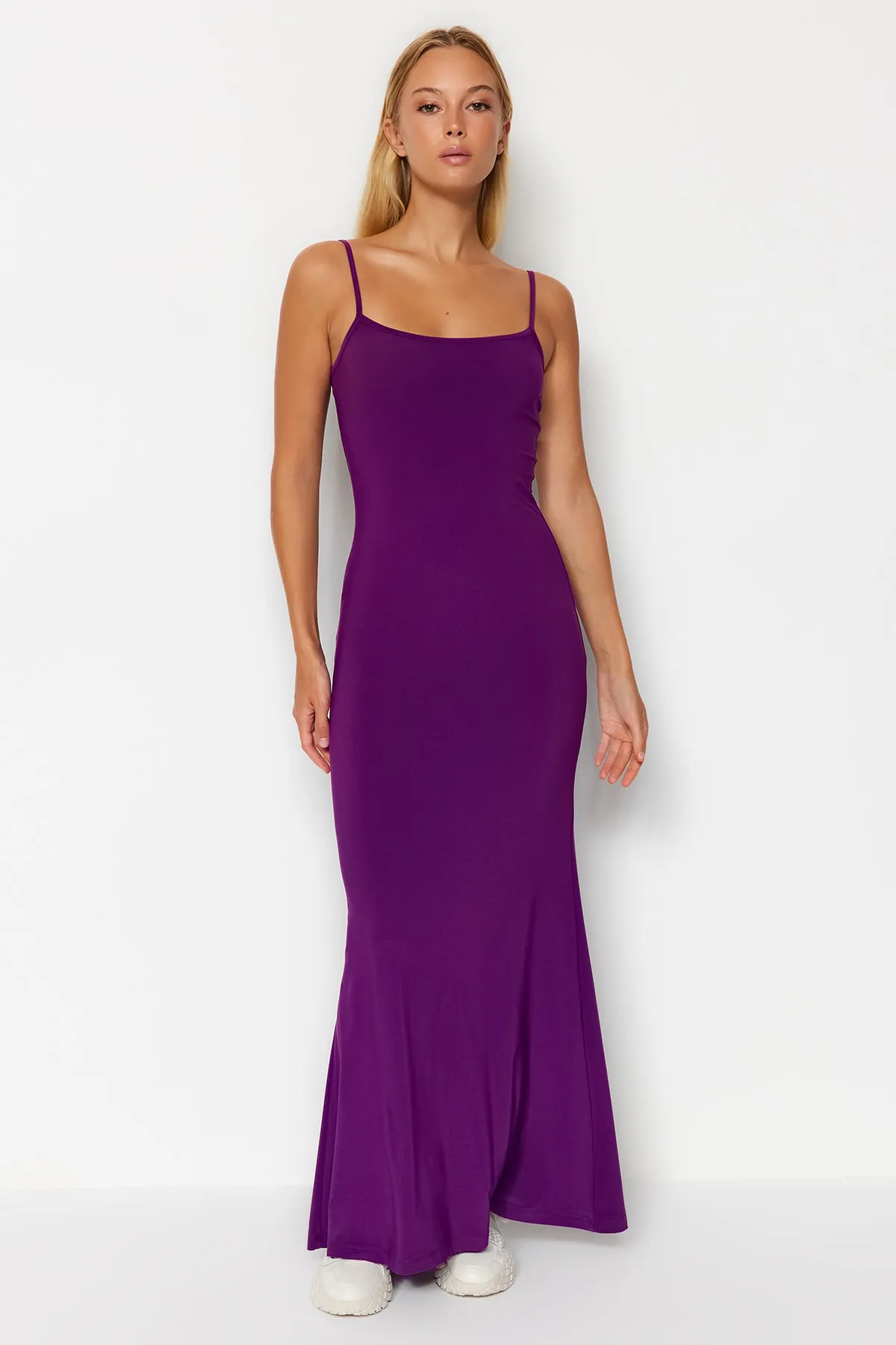 Trendyol Collection  Lilafarbenes, tailliertes Maxi-Bleistiftkleid aus flexiblem Strick mit Trägern TWOSS23EL02435