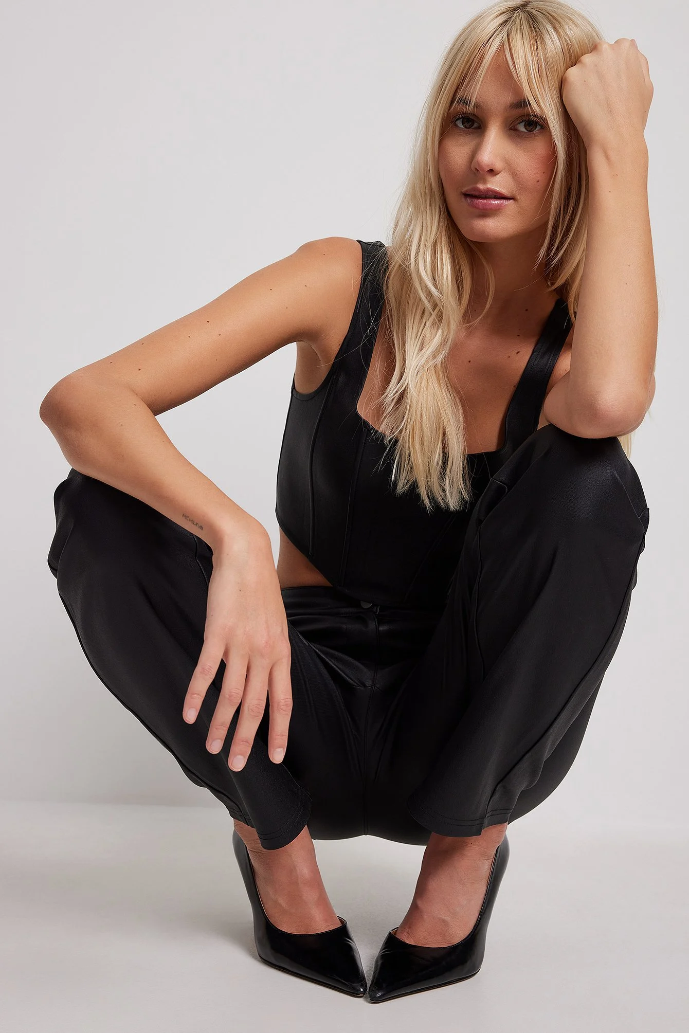 Glänzende Hose mit mittlerer Taille