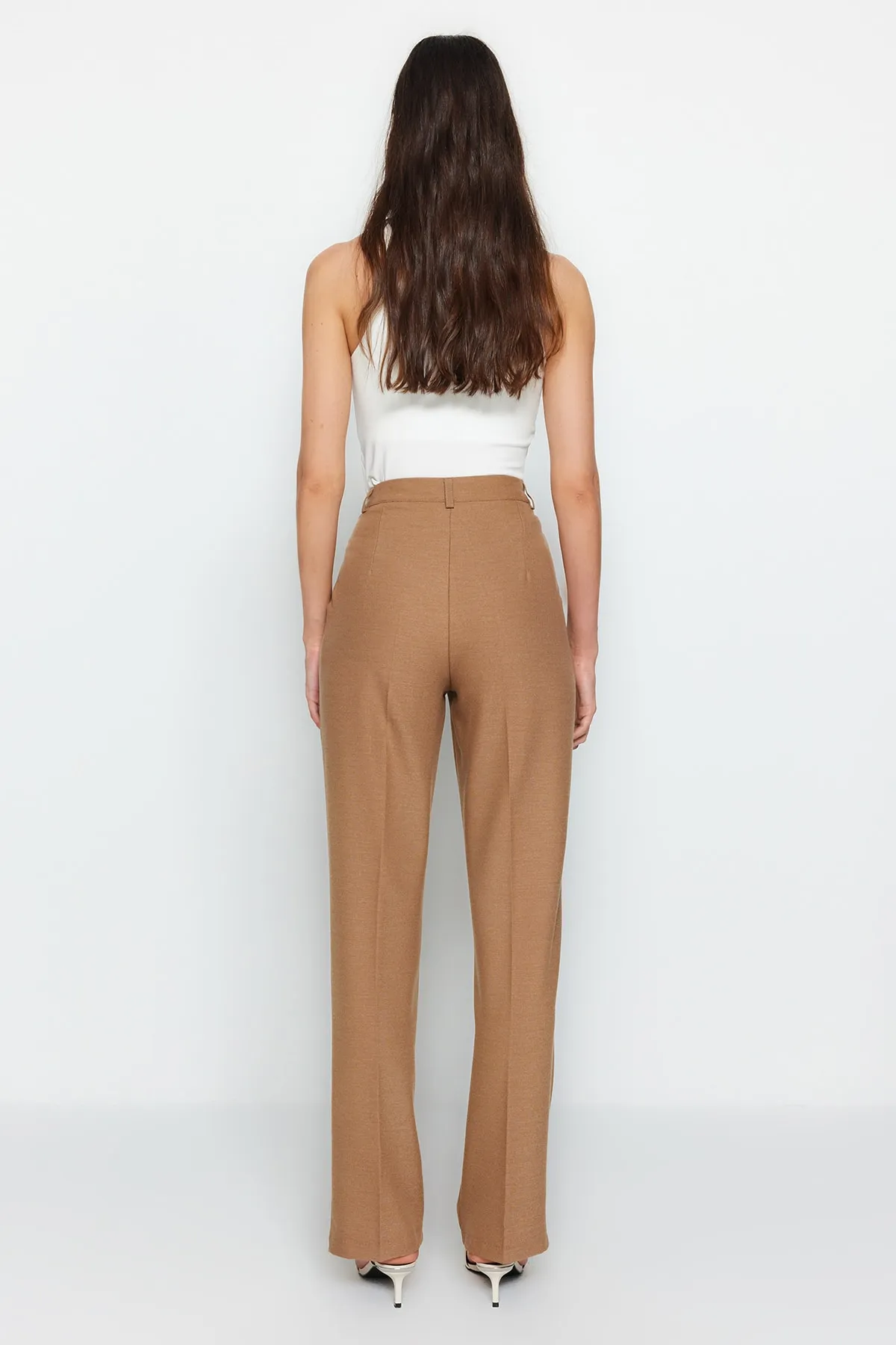 Trendyol Collection  Braune, gerade geschnittene, plissierte Webhose in limitierter Auflage TWOAW23PL00401