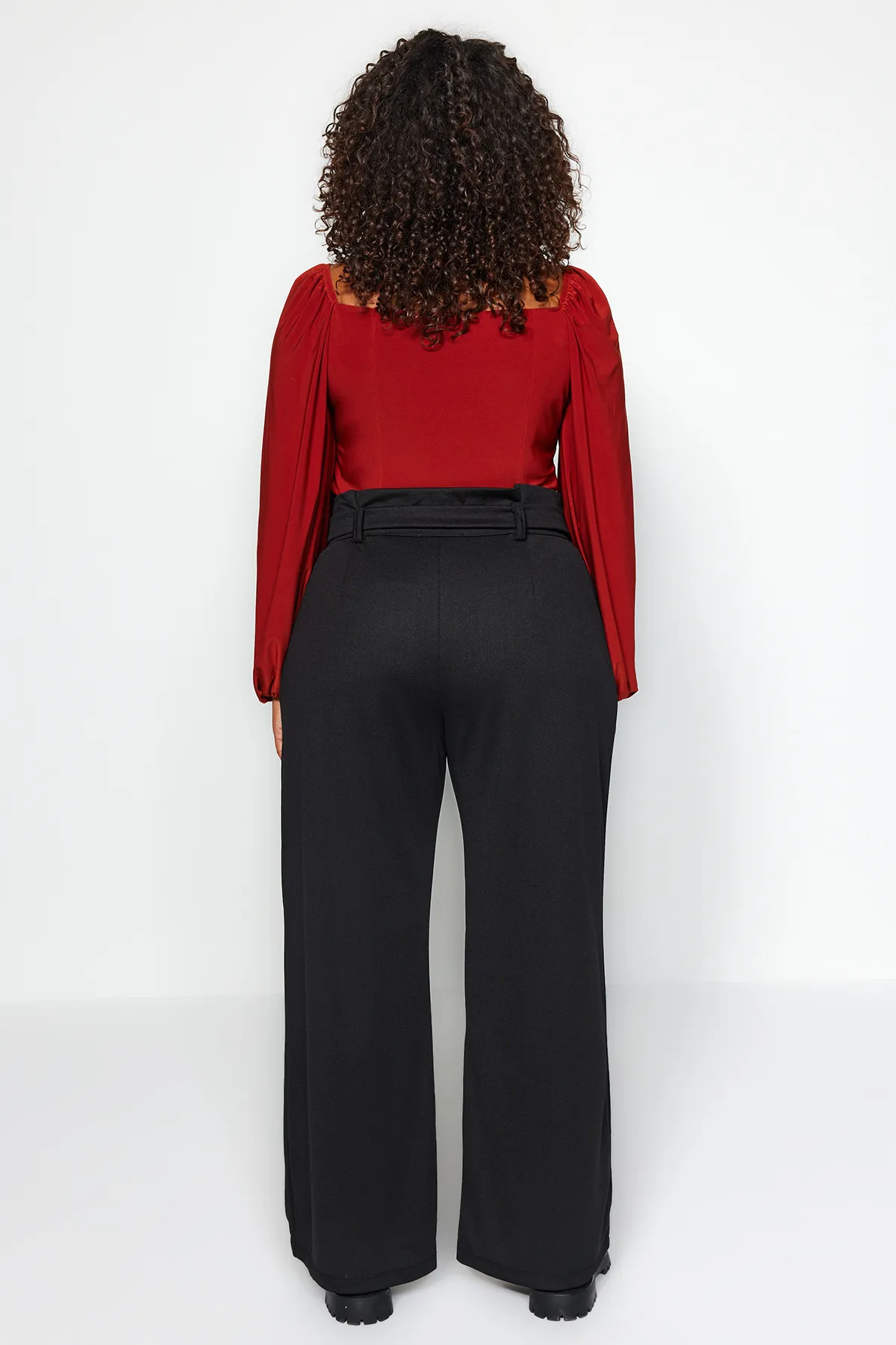 Trendyol Curve  Schwarze, detaillierte Strickhose mit Gürtel TBSSS22PL0303
