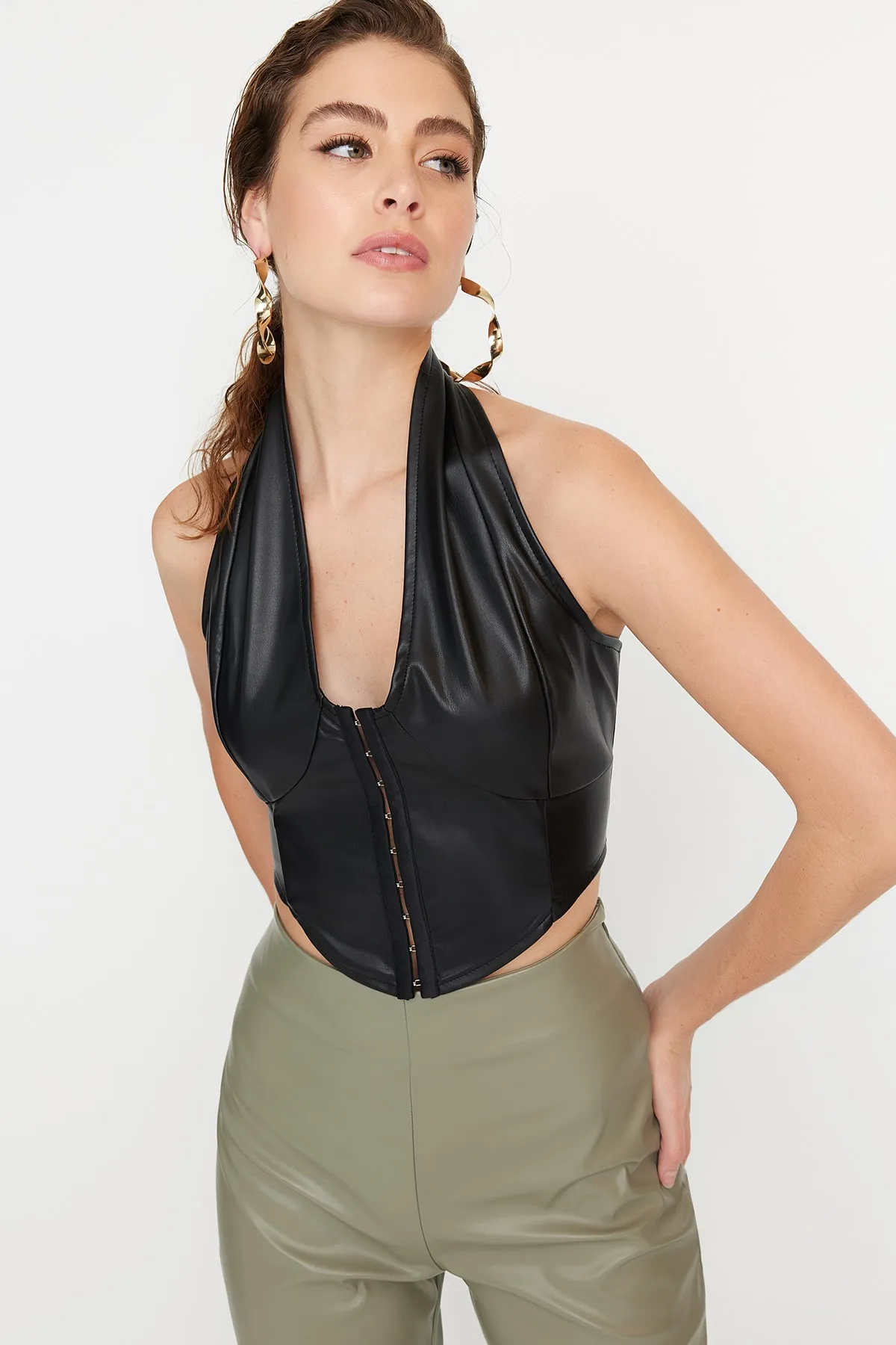 Trendyol Collection  Bustier mit schwarzem Kragen und detailliertem Ausschnitt TPRAW23BS00041
