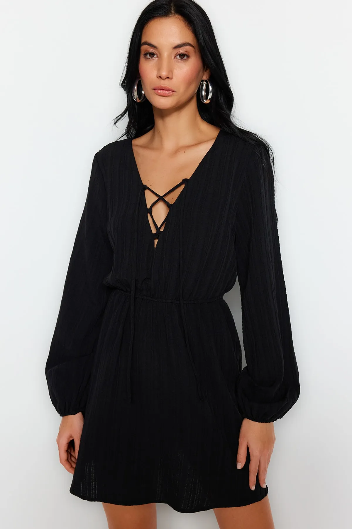 Trendyol Collection  Schwarzes, gewebtes Mini-Strandkleid aus Leinenmischung zum Binden TBESS23EL00103