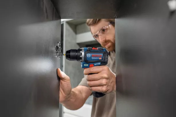 Bosch Blue 06019N7005 GSR 12V-32 akkuporakone/ruuvinväännin 1 x 12 V 2.0 Ah / 1 x 4.0 Ah akku ja pikalaturi L-BOXX-laatikossa