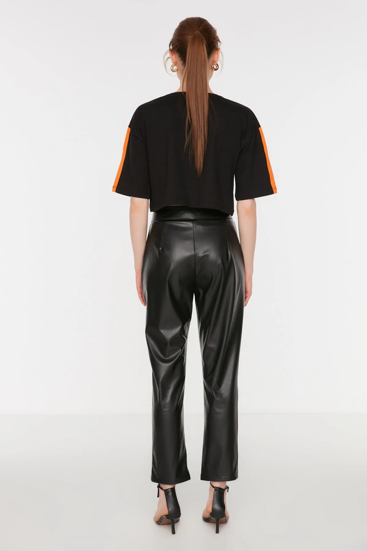 Trendyol Collection  Schwarze Zigarette gewebte Kunstlederhose TWOAW22PL0290