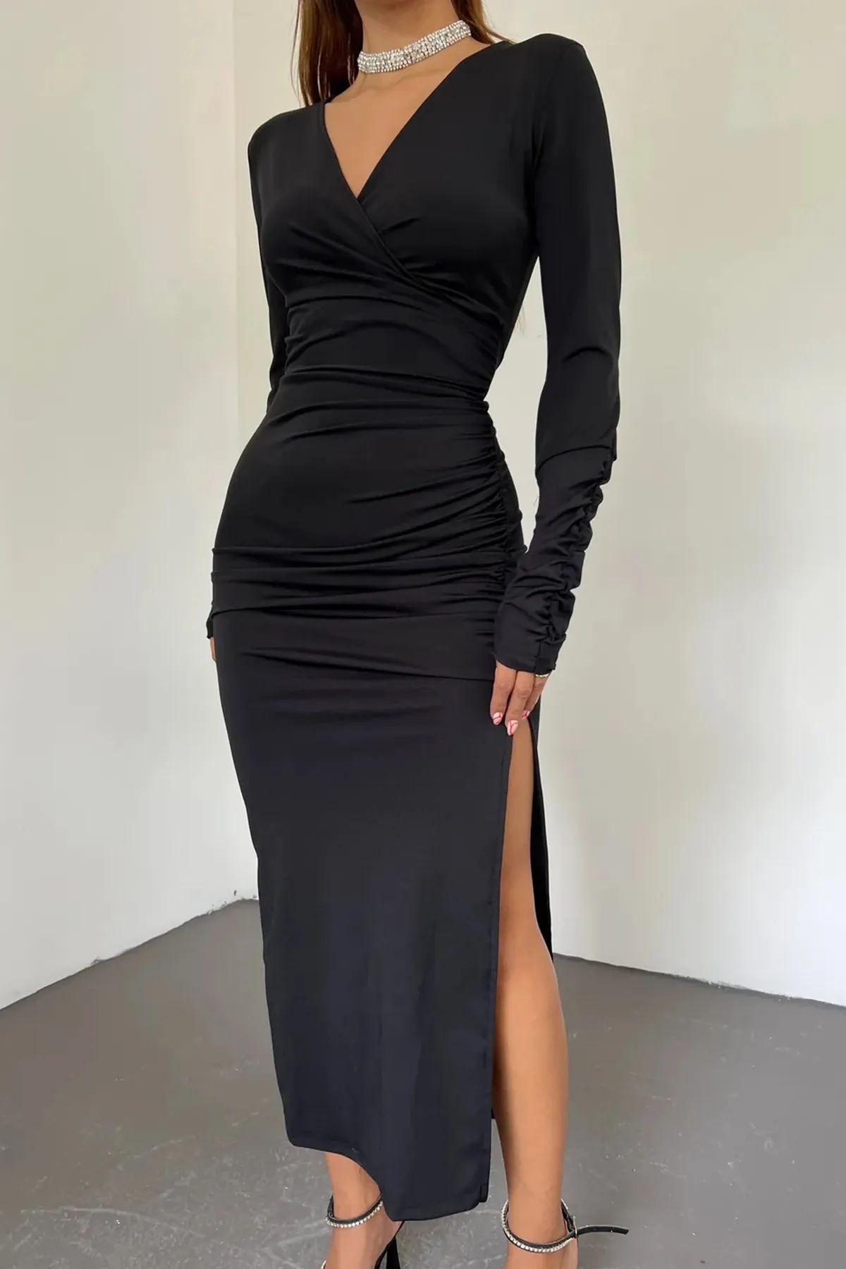 lovebox  Flexibles, tauchertaugliches Stoff-Midi-Abendkleid in Schwarz mit zweireihigem Halsausschnitt, Schlitzdetails, langen Ärmeln und 6031