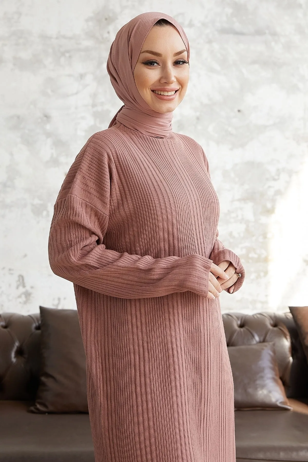 InStyle  Langes Strickkleid mit Rollkragen von Arissa – Dusty Rose