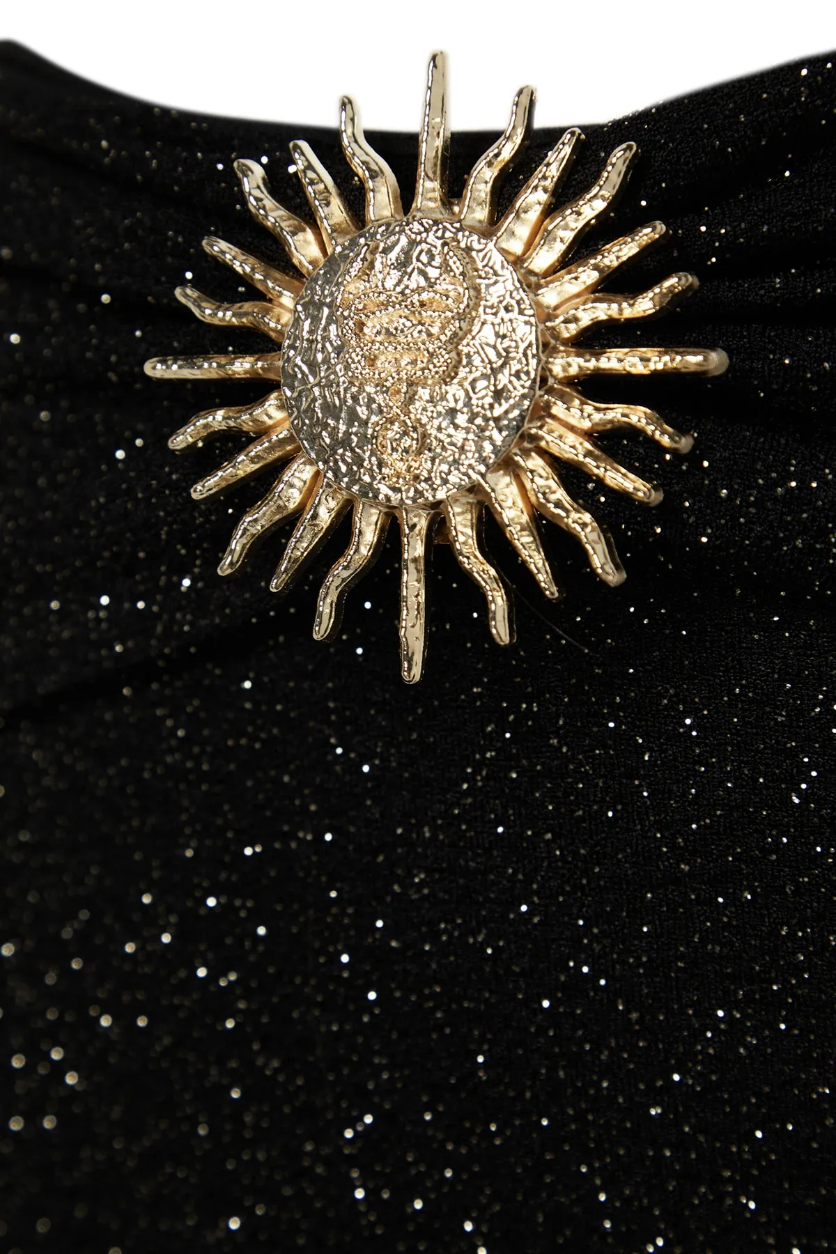 Trendyol Collection  X Zeynep Tosun Schwarzer, silberner Strickrock mit Sonnen-Accessoire-Detail TCLSS23ET00009