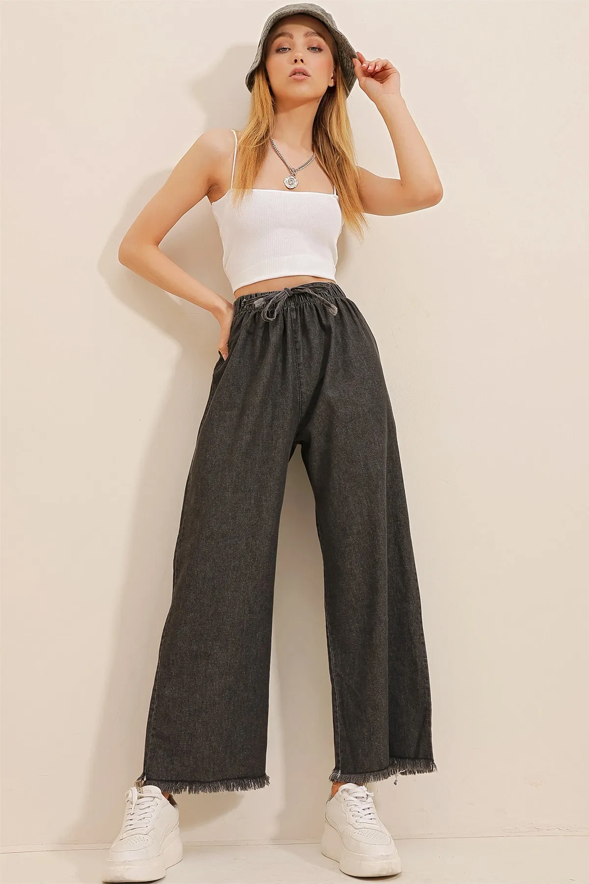 Trend Alaçatı Stili  Anthrazitfarbene Palazzo-Jeanshose mit hoher Taille und Quasten für Damen ALC-X8930