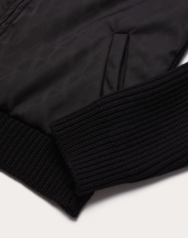 Wollen gebreide jas met iconografisch toile jacquard nylon voorpand.