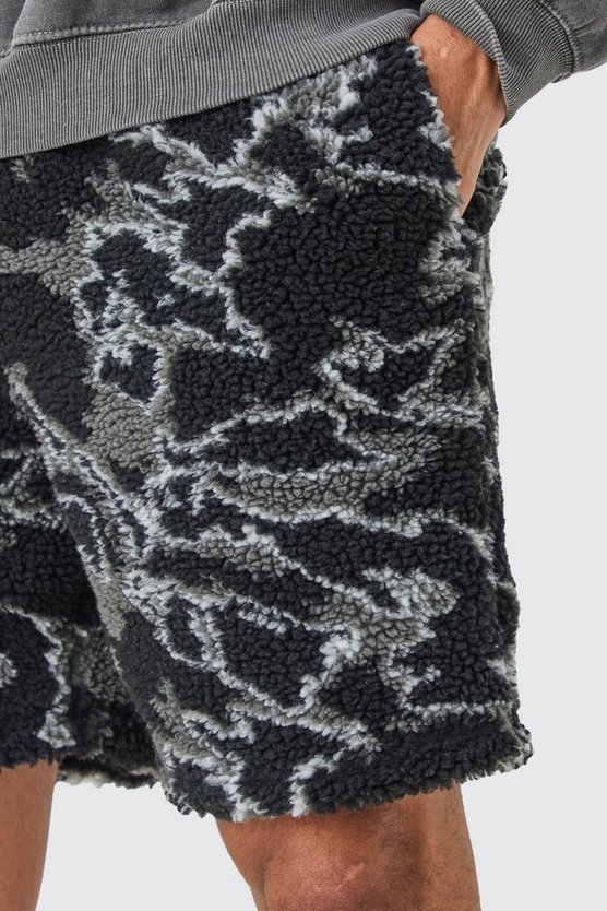 Lockere mittellange Borg-Shorts mit abstraktem Print