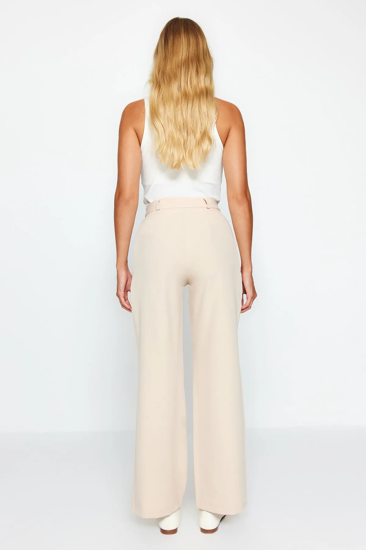 Trendyol Collection  Steinfarbene, plissierte Webhose mit hoher Taille und weitem Bein und weitem Bein TWOAW21PL0076