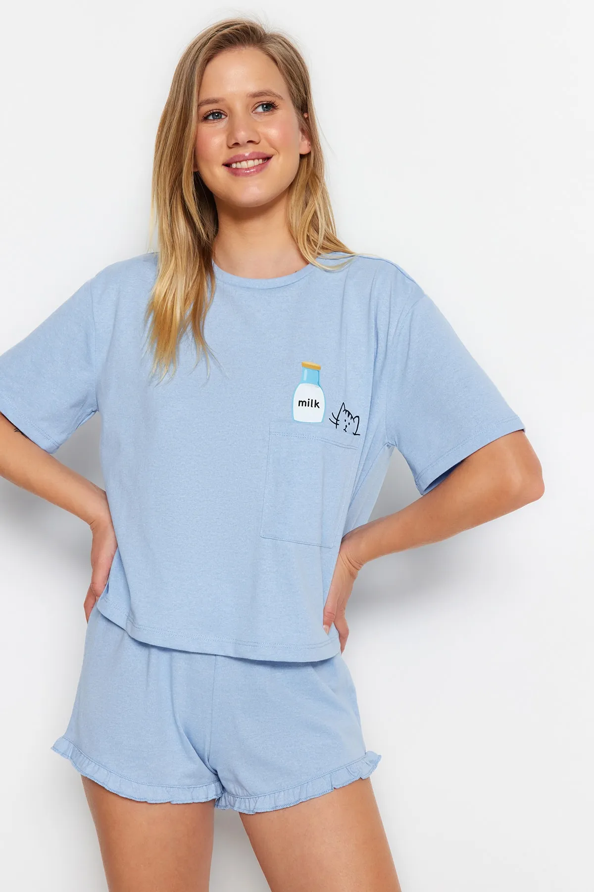 Trendyol Collection  Blaues, bedrucktes T-Shirt-Shorts-Pyjama-Set aus gestrickter Baumwolle THMSS22PT0422