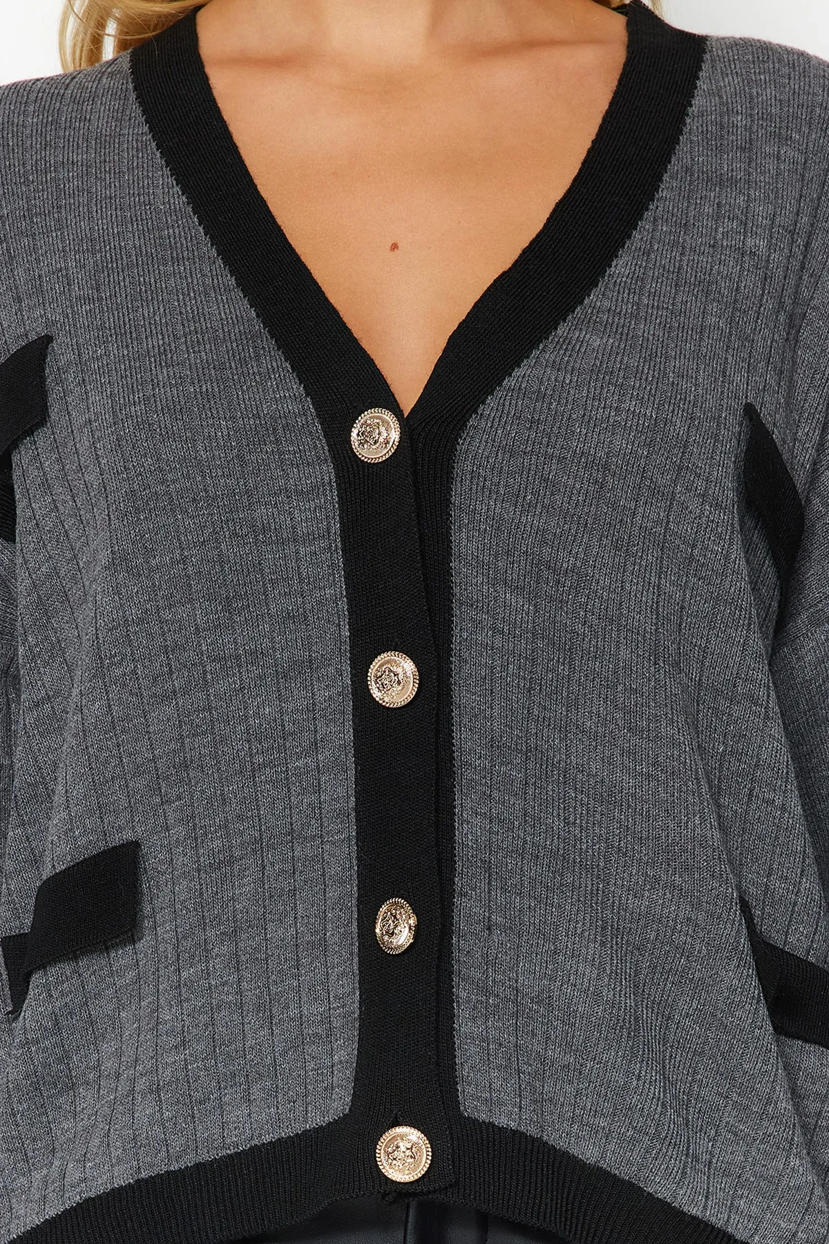 Trendyol Collection  Anthrazitfarbene Strick-Cardigan mit Farbblockdesign TWOAW24HI00161