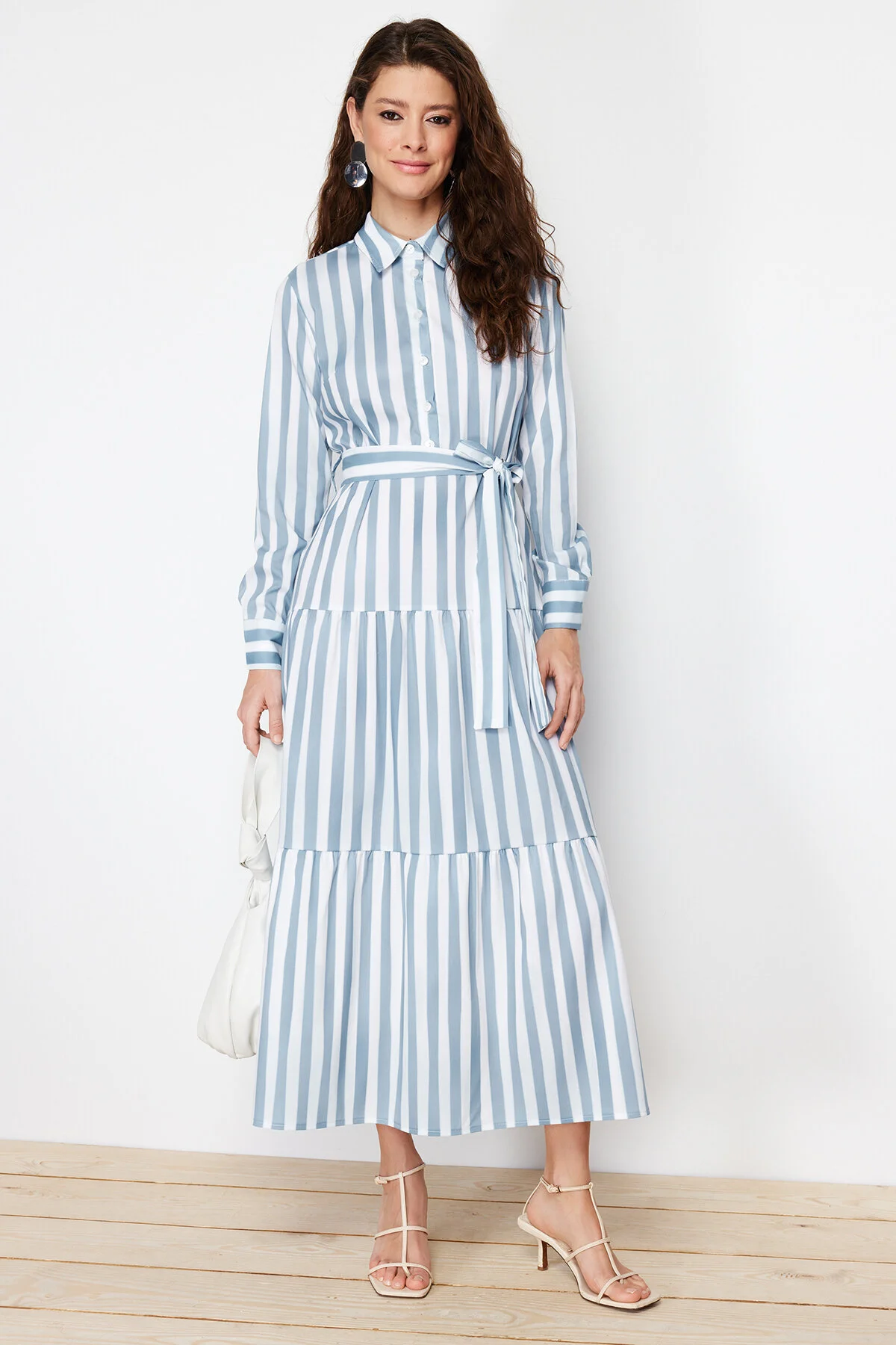 Trendyol Modest  Blaues, gewebtes Kleid mit Hemdkragen und gestreiftem Gürtel TCTSS24EB00150
