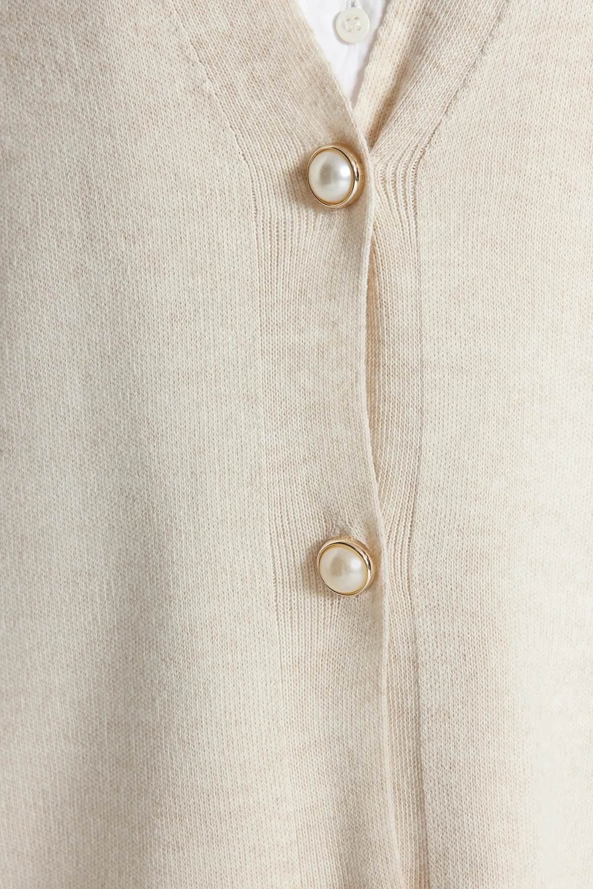 Trendyol Modest  Strickset mit Strickjacke, Hose und Oberteil mit Knopfleiste in Steinperlenoptik TCTAW24US00037