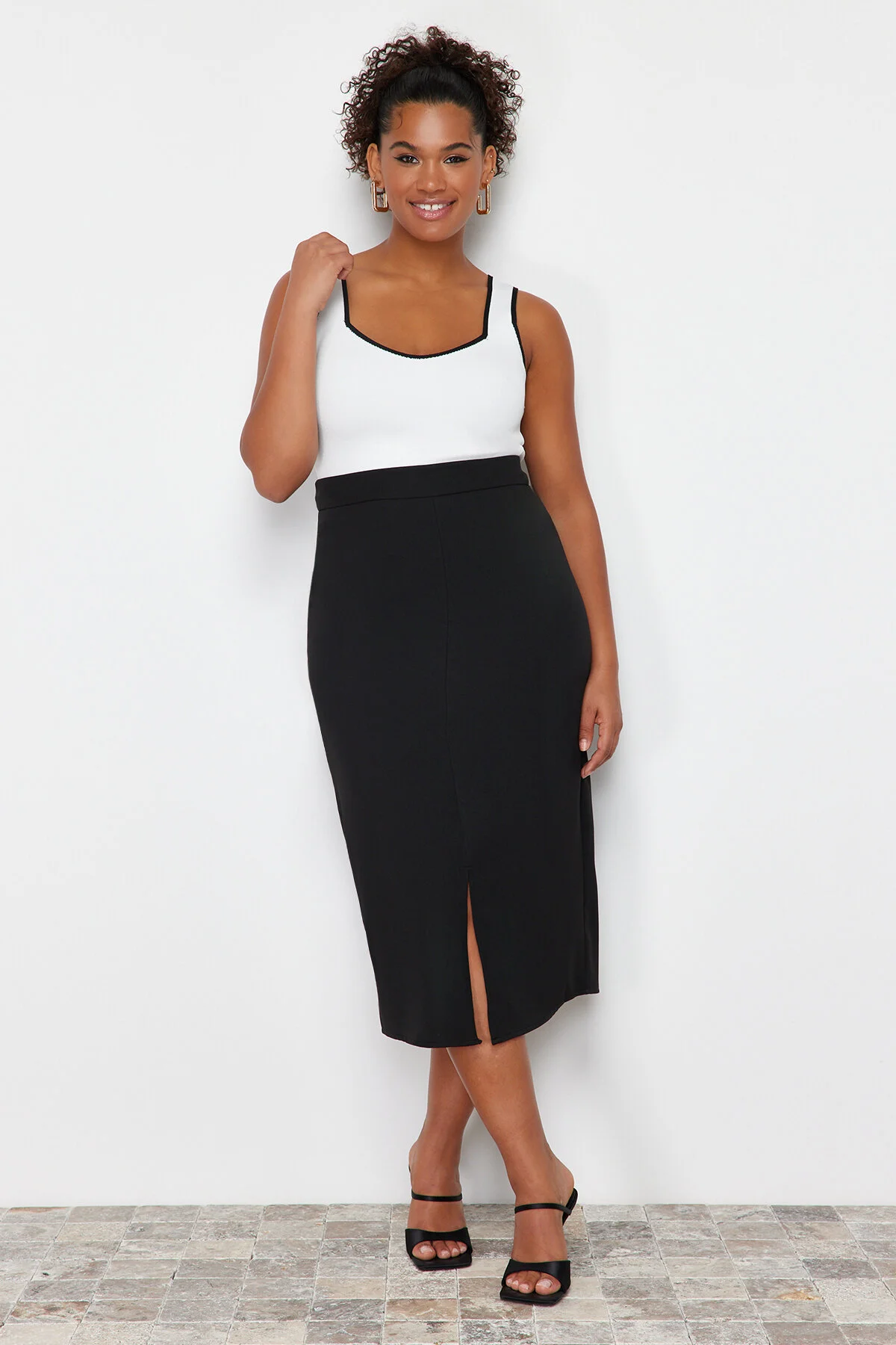 Trendyol Curve  Schwarzer gewebter Midirock mit hoher Taille TBBSS24AZ00031