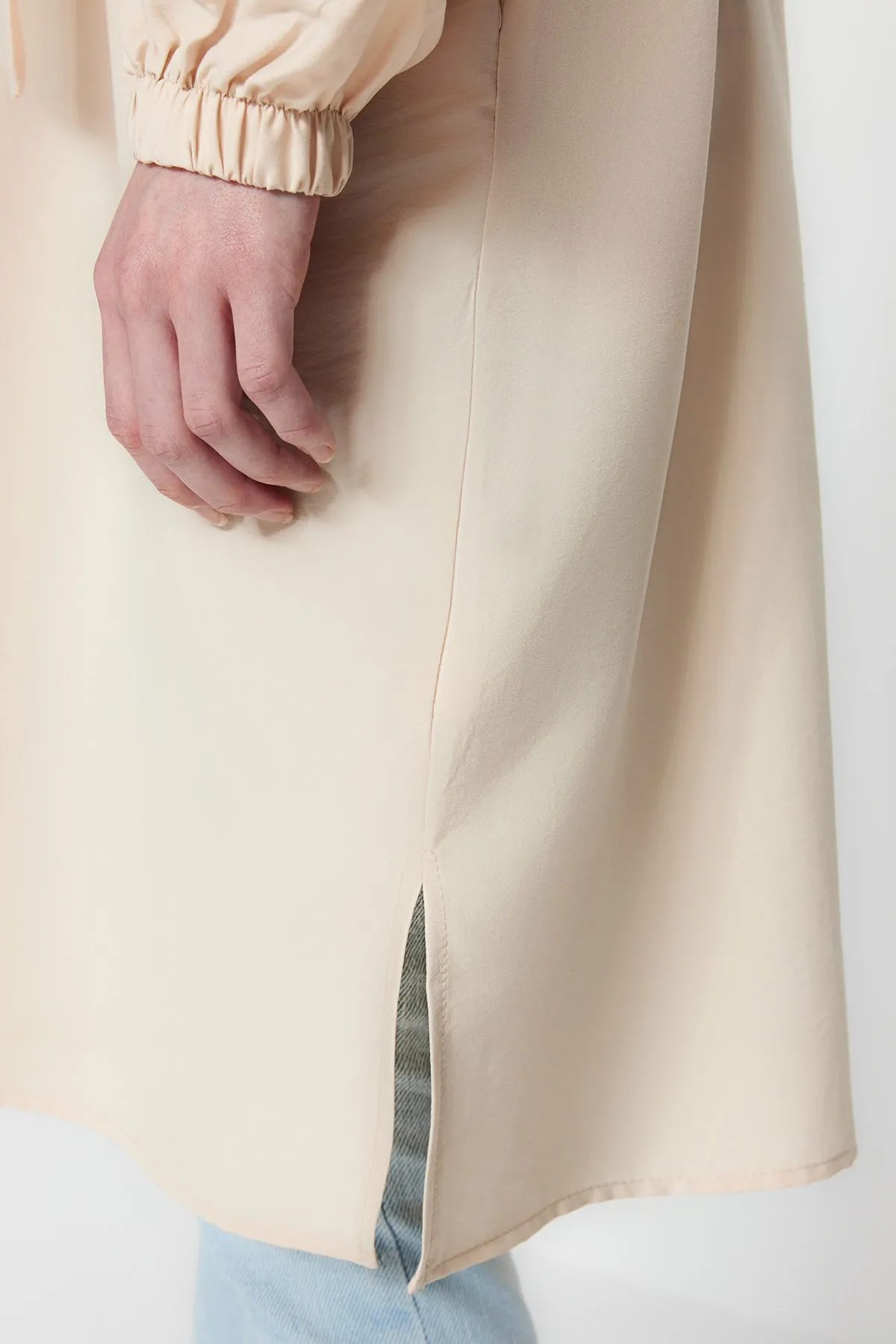 Trendyol Modest  Steinfarbene Hemdmütze aus gewebter Baumwolle mit Gürtel und Tasche TCTSS23TG00023