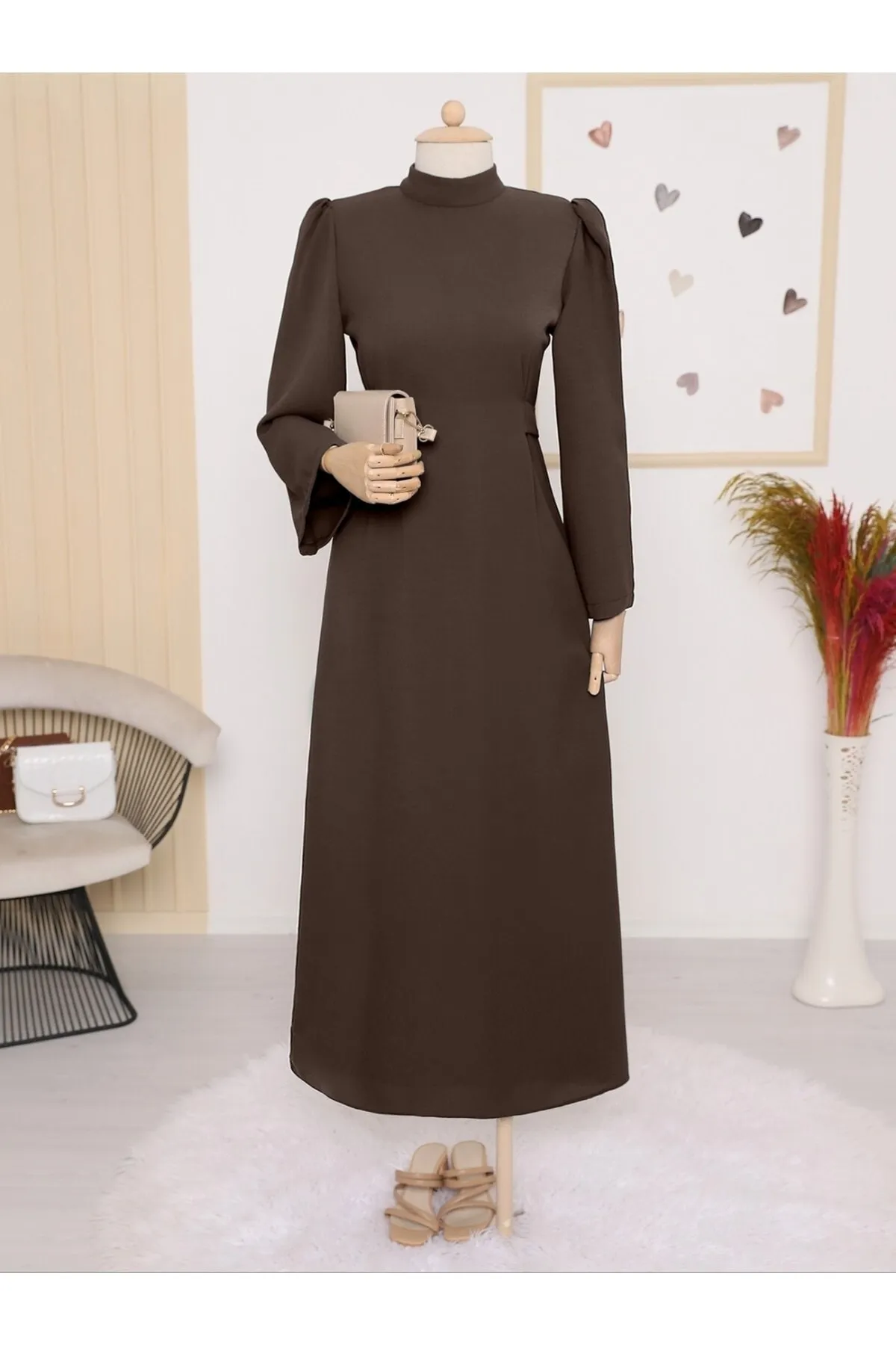 Modamorfo  Prächtiges, mit Kragen und Taille gebundenes Kleid