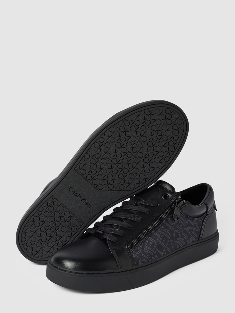 Sneaker mit Label-Details in schwarz