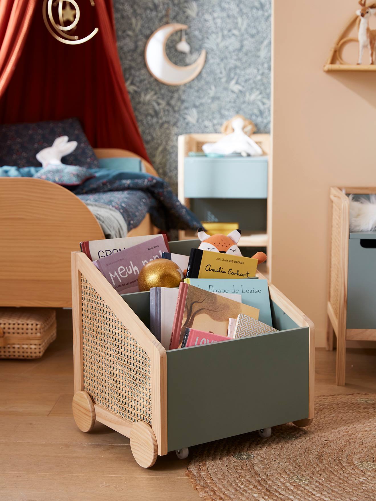 Vertbaudet Kinder Bücherregal mit Rollen, Rattan POESIE - grün/natur